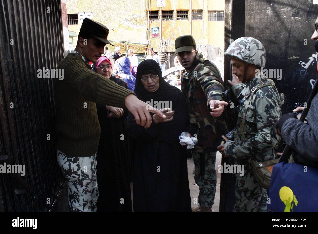 Bildnummer: 56803171 Datum: 03.01.2012 Copyright: imago/Xinhua (120103) -- QALIUBIYA, 3. Januar 2012 (Xinhua) -- ägyptische Frauen warteten während der dritten und letzten Runde der Parlamentswahlen am 3. Januar 2012 vor einer Wahlstation in Shubra Al Kiema, Qaliubiya, nördlich von Kairo. Die Ägypter begannen in der Endphase der parlamentswahlen am Dienstag, den ersten parlamentswahlen seit dem Fall des ehemaligen Präsidenten HosniMubarak im Februar letzten Jahres, mit der Wahl. (Xinhua/Nasser Nouri) (msq) ÄGYPTEN-PARLAMENTSWAHLEN-ENDPHASE PUBLICATIONxNOTxINxCHN Po Stockfoto