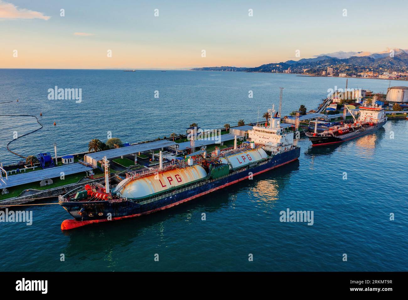 Tankschiffe mit Flüssiggas-, Öl- oder Chemikalienproduktion. Ladevorgang des Tankers im Hafen, Drohnenansicht Stockfoto