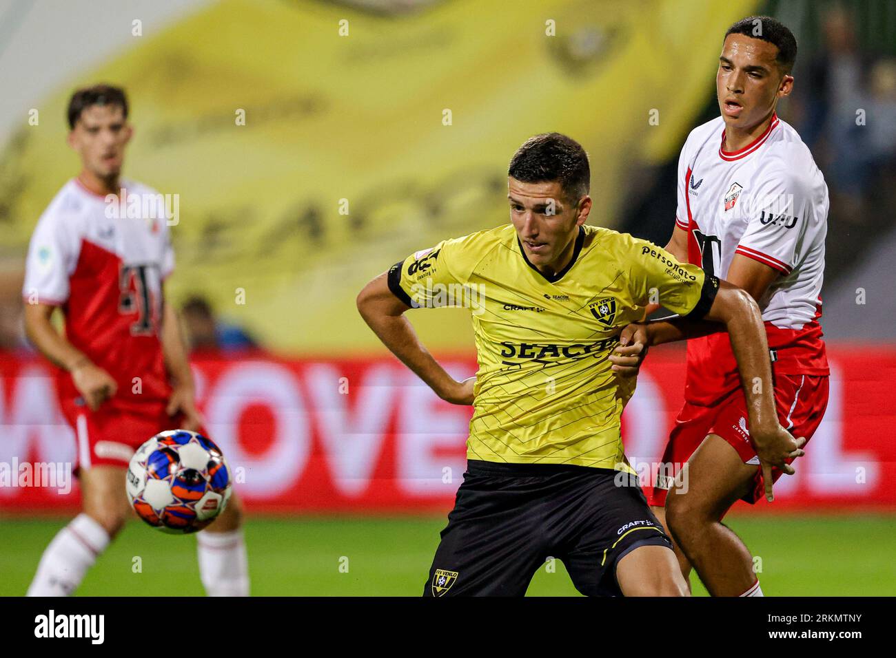 Venlo, Niederlande. 25. August 2023. VENLO, NIEDERLANDE - AUGUST 25: Joahua Mukeh vom Jong FC Utrecht trifft Michalis Kosidis vom VVV-Venlo beim niederländischen Keuken Kampioen Divisie-Spiel zwischen VVV Venlo und Jong FC Utrecht am 25. August 2023 im Covebo Stadion de Koel in Venlo, Niederlande. (Foto: Broer van den Boom/Orange Pictures) Credit: Orange Pics BV/Alamy Live News Stockfoto