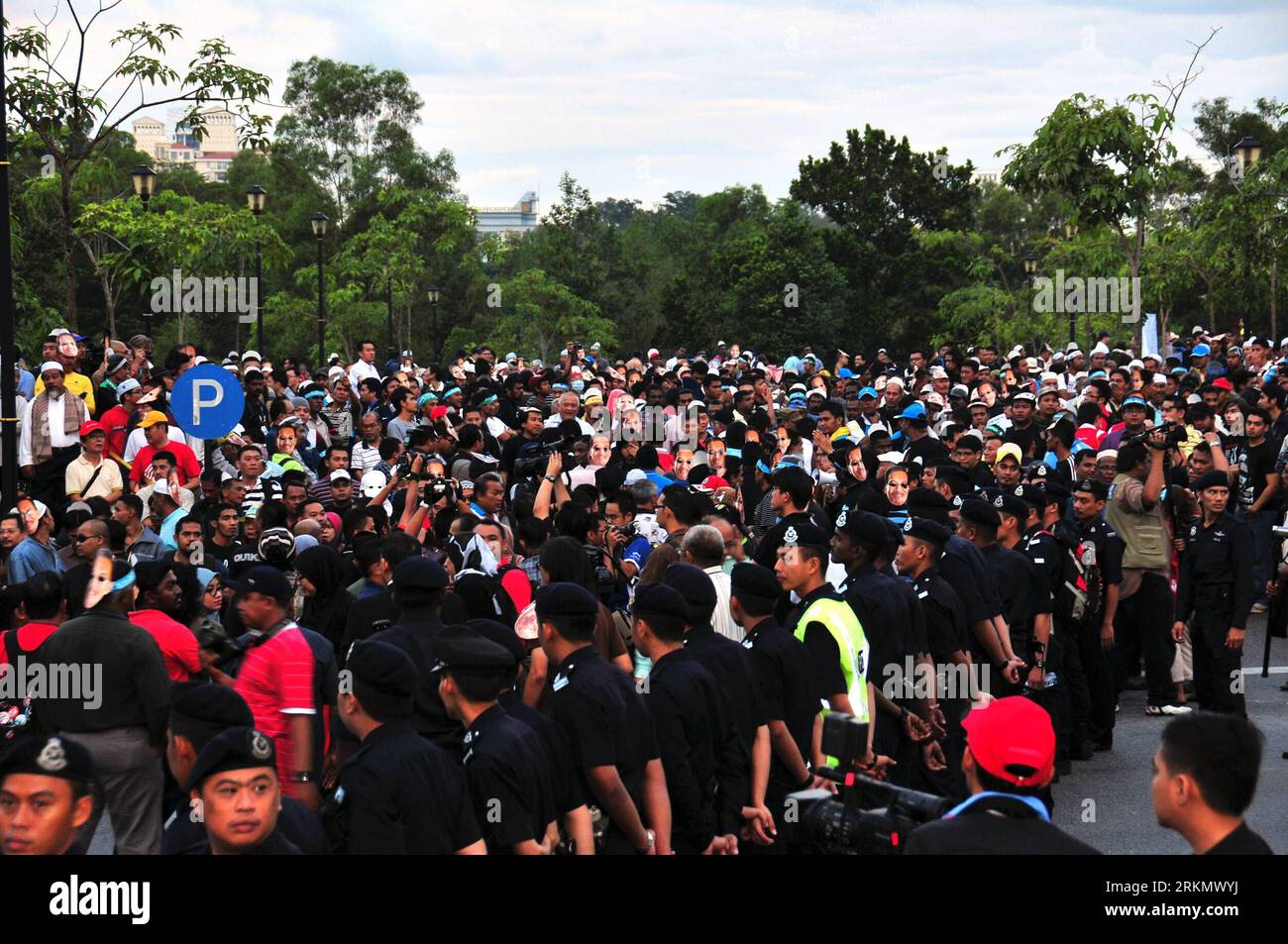 Bildnummer: 56846971 Datum: 09.01.2012 Copyright: imago/Xinhua (120109) -- KUALA LUMPUR, 9. Januar 2012 (Xinhua) -- Unterstützer des malaysischen Oppositionsführers und ehemaligen stellvertretenden Premierministers Anwar Ibrahim warten vor dem Gericht, während die Polizei in Kuala Lumpur am 9. Januar 2012 wachsam ist. Ein malaysisches Obergericht sprach Anwar Ibrahim des Sodomie-Verbrechens frei und kappte fast zweijährige Gerichtsverfahren. (Xinhua/Lin Hao) (wn) MALAYSIA-KUALA LUMPUR-ANWAR PUBLICATIONxNOTxINxCHN People Politik Freispruch Prozess Homosexualität x0x xst Premiumd 2012 quer 56846971 Datum 09 01 2012 Copyright Imago XINHUA Stockfoto