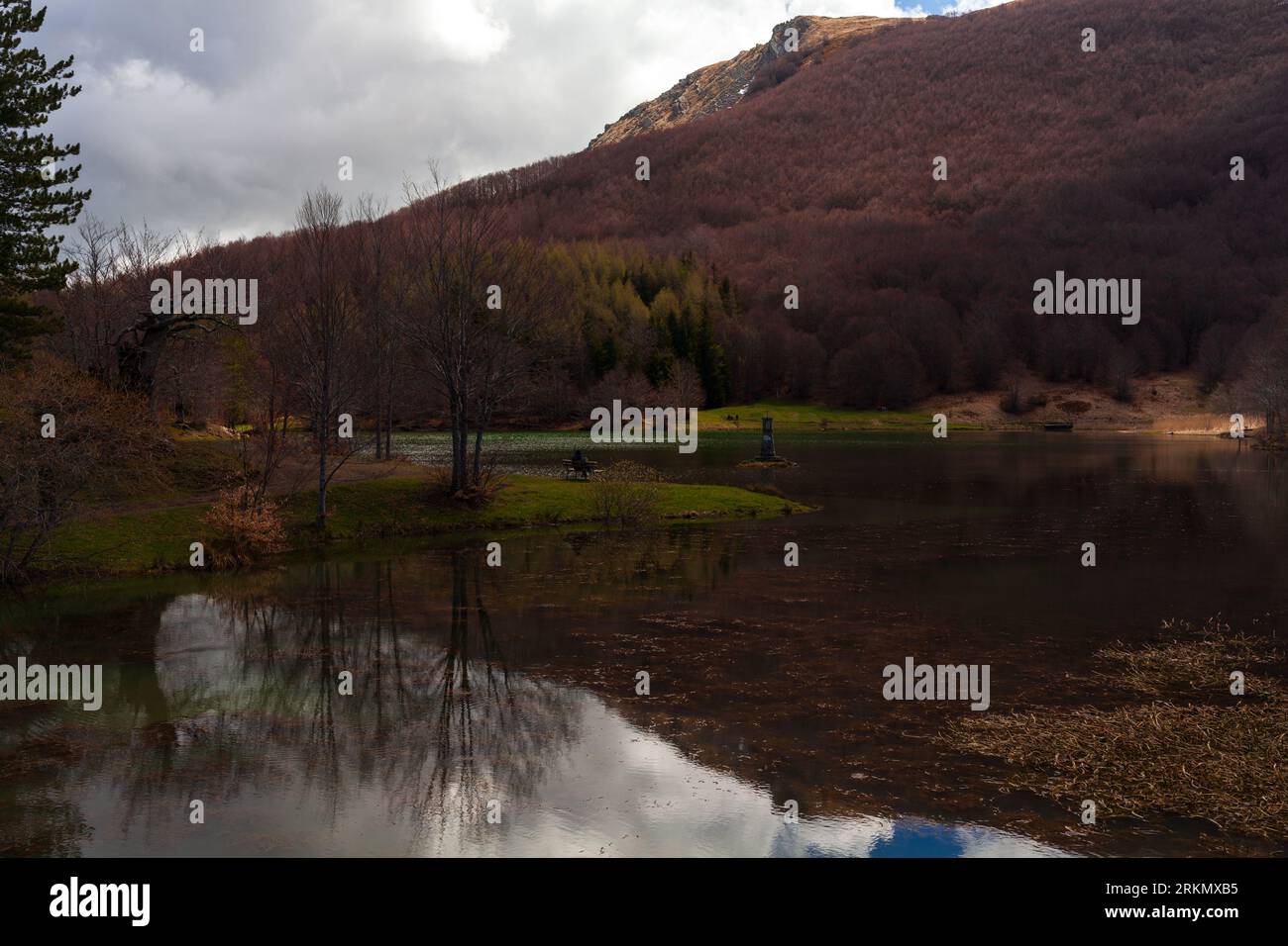 Blick auf den Calamone See. Nationalpark von Appennino Tosco-Emiliano Stockfoto