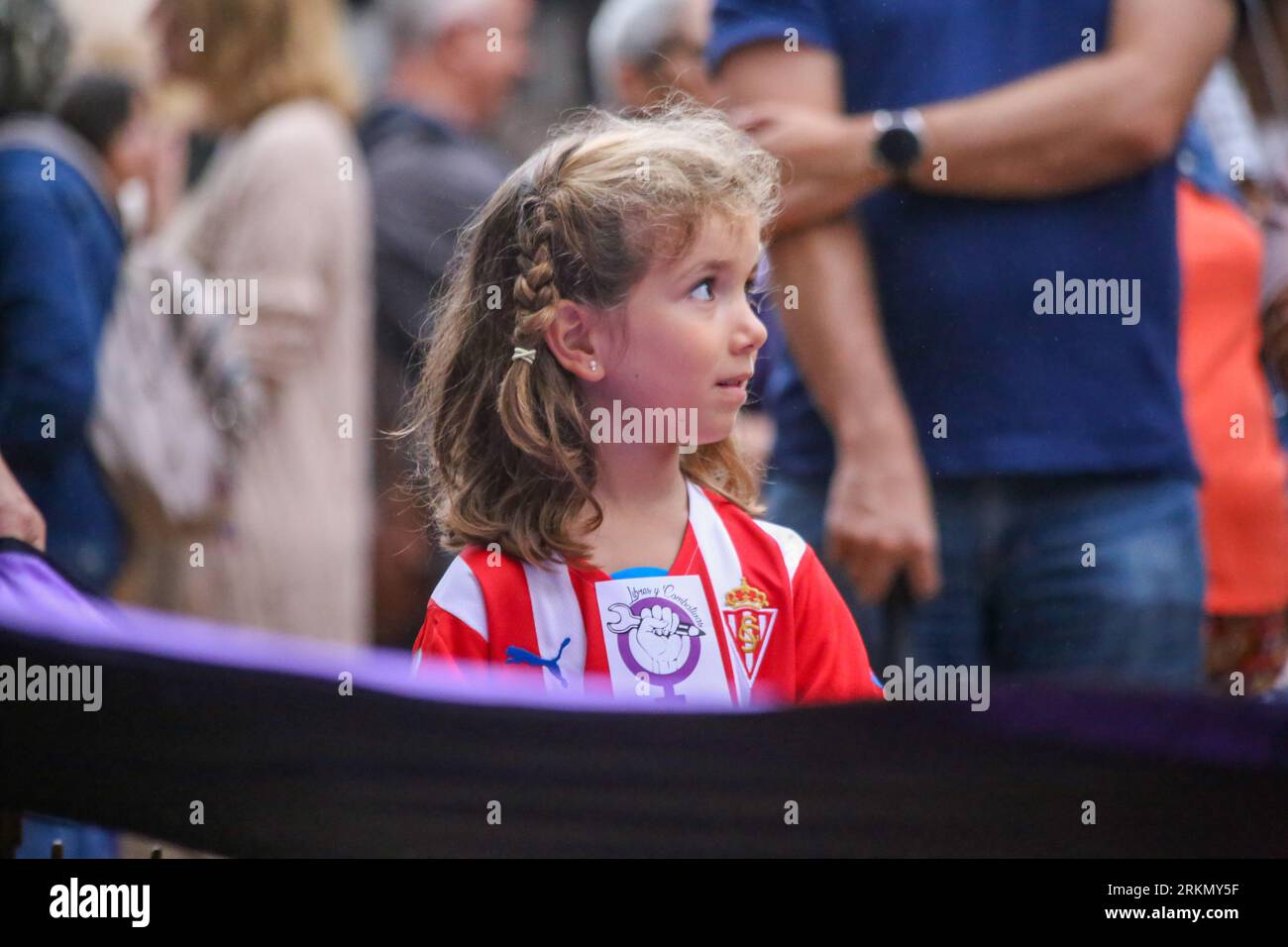 Oviedo, Spanien, 25. August 2023: Ein Mädchen mit dem Sporting de Gijón Trikot während der Rallye gegen Luis Rubiales in Oviedo, Spanien, am 25. August 2023. Quelle: Alberto Brevers / Alamy Live News. Stockfoto