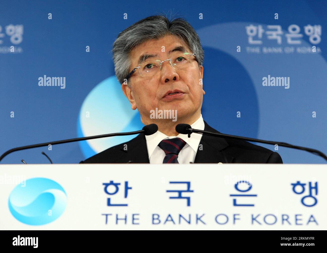 Bildnummer: 56874565 Datum: 13.01.2012 Copyright: imago/Xinhua (120113) -- SEOUL, 13. Januar 2012 (Xinhua) -- Kim Choong-soo, Gouverneur der Bank of Korea (BOK), sprach während der ersten Pressekonferenz im Jahr 2012, nachdem er an der monatlichen Sitzung des Währungsausschusses am 13. Januar 2012 in Seoul, der Hauptstadt Südkoreas, teilgenommen hatte. Die BOK ließ ihren Referenzzinssatz am Freitag unverändert bei 3,25 Prozent und behielt ihren Kurs wegen der anhaltenden Unsicherheiten im in- und Ausland einen siebten Monat in Folge. (Xinhua/Park Jin Hee) (yc) SÜDKOREA-FINANCE-ECONOMY-BANK PUBLICATIONxNOTx Stockfoto