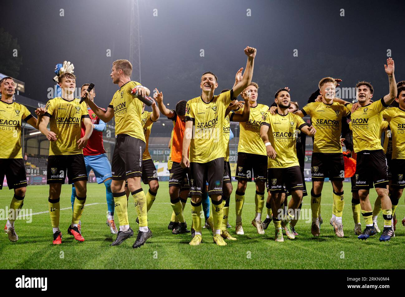VENLO, NIEDERLANDE - AUGUST 25: Spieler von VVV-Venlo, Simon Janssen von VVV-Venlo, Soulyman Allouch von VVV-Venlo, Roel Janssen von VVV-Venlo, Joep Kluskens von VVV-Venlo, Michalis Kosidis von VVVV-Venlo, Rick Ketting Martijn Berden von VVV-Venlo während des niederländischen Keuken Kampioen Divisie-Spiels zwischen VVV Venlo und Jong FC Utrecht im Covebo Stadion - de Koel am 25. August 2023 in Venlo, Niederlande. (Foto: Broer van den Boom/Orange Pictures) Stockfoto