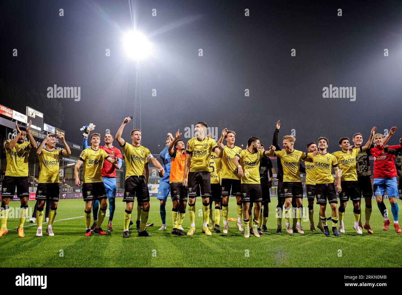 VENLO, NIEDERLANDE - AUGUST 25: Spieler von VVV-Venlo, Simon Janssen von VVV-Venlo, Soulyman Allouch von VVV-Venlo, Roel Janssen von VVV-Venlo, Joep Kluskens von VVV-Venlo, Michalis Kosidis von VVVV-Venlo, Rick Ketting Martijn Berden von VVV-Venlo während des niederländischen Keuken Kampioen Divisie-Spiels zwischen VVV Venlo und Jong FC Utrecht im Covebo Stadion - de Koel am 25. August 2023 in Venlo, Niederlande. (Foto: Broer van den Boom/Orange Pictures) Stockfoto