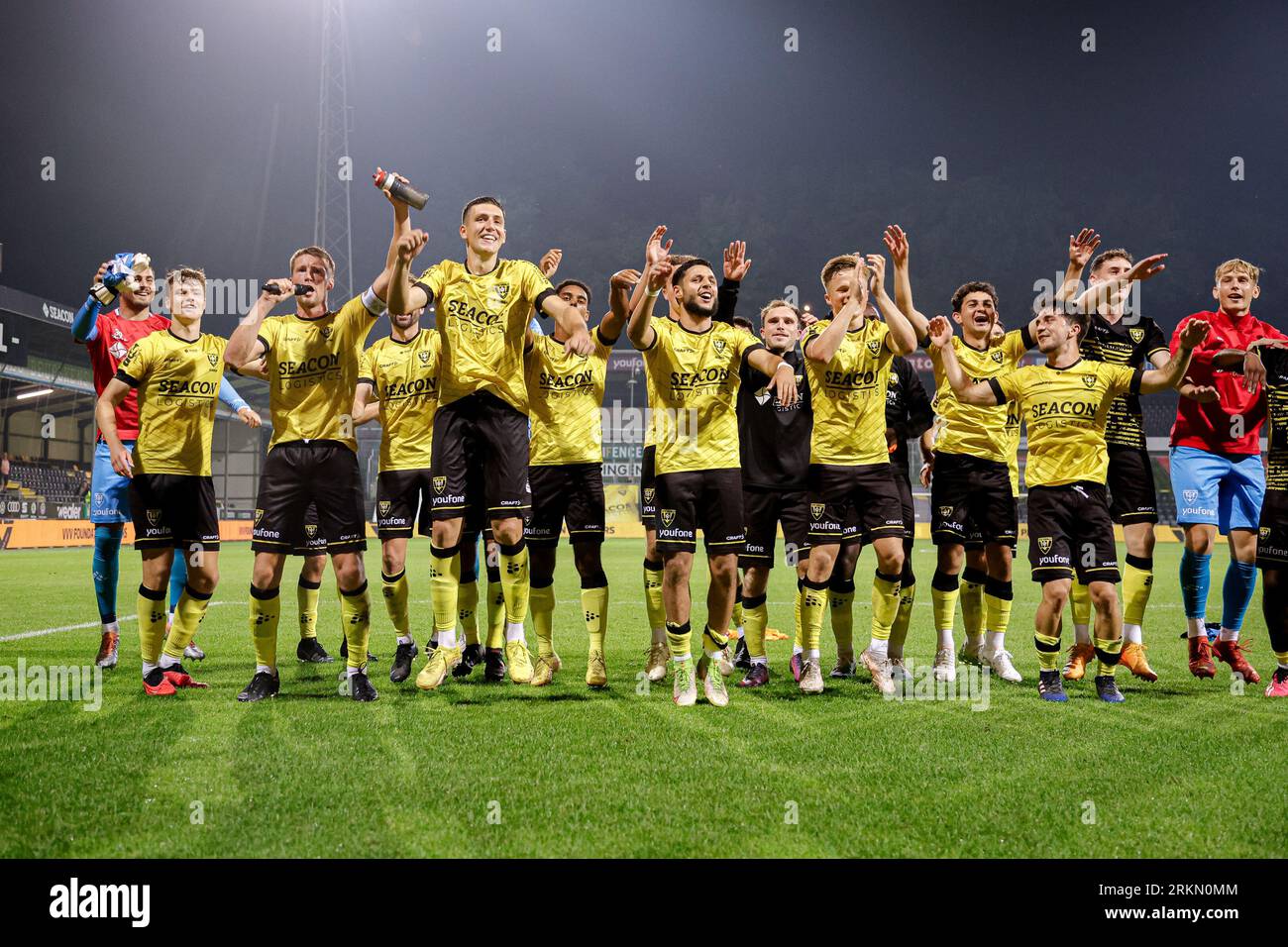 VENLO, NIEDERLANDE - AUGUST 25: Spieler von VVV-Venlo, Simon Janssen von VVV-Venlo, Soulyman Allouch von VVV-Venlo, Roel Janssen von VVV-Venlo, Joep Kluskens von VVV-Venlo, Michalis Kosidis von VVVV-Venlo, Rick Ketting Martijn Berden von VVV-Venlo während des niederländischen Keuken Kampioen Divisie-Spiels zwischen VVV Venlo und Jong FC Utrecht im Covebo Stadion - de Koel am 25. August 2023 in Venlo, Niederlande. (Foto: Broer van den Boom/Orange Pictures) Stockfoto