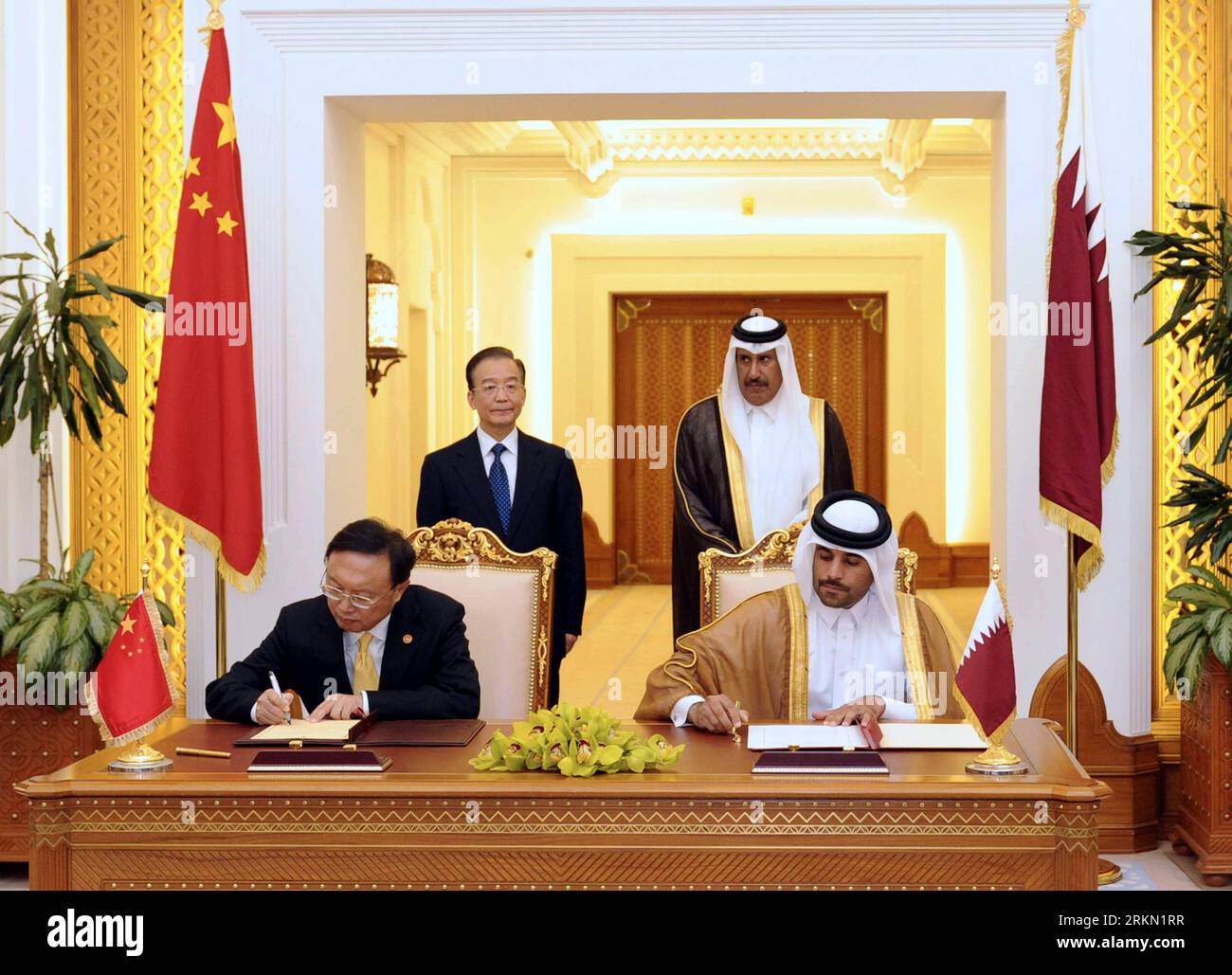 Bildnummer: 56913832 Datum: 18.01.2012 Copyright: imago/Xinhua (120118) -- DOHA, 18. Januar 2012 (Xinhua) -- der chinesische Ministerpräsident Wen Jiabao (L, hinten) und der katarische Premierminister und Außenminister Sheikh Hamad bin Jassim Al-Thani (R, hinten) nehmen an der Unterzeichnungszeremonie der bilateralen Kooperationsdokumente in Doha, der Hauptstadt Katars, 18. Januar 2012, Teil. (Xinhua/Xie Huanchi) (lfj) QATAR-CHINA-WEN JIABAO-QATAR PM-MEETING PUBLICATIONxNOTxINxCHN People Politik Premiumd xns x0x 2012 quer 56913832 Datum 18 01 2012 Copyright Imago XINHUA Doha Januar 18 2012 XINHUA chinesischer Premier Wen Jiabao l hinten und Qatari Prim Stockfoto