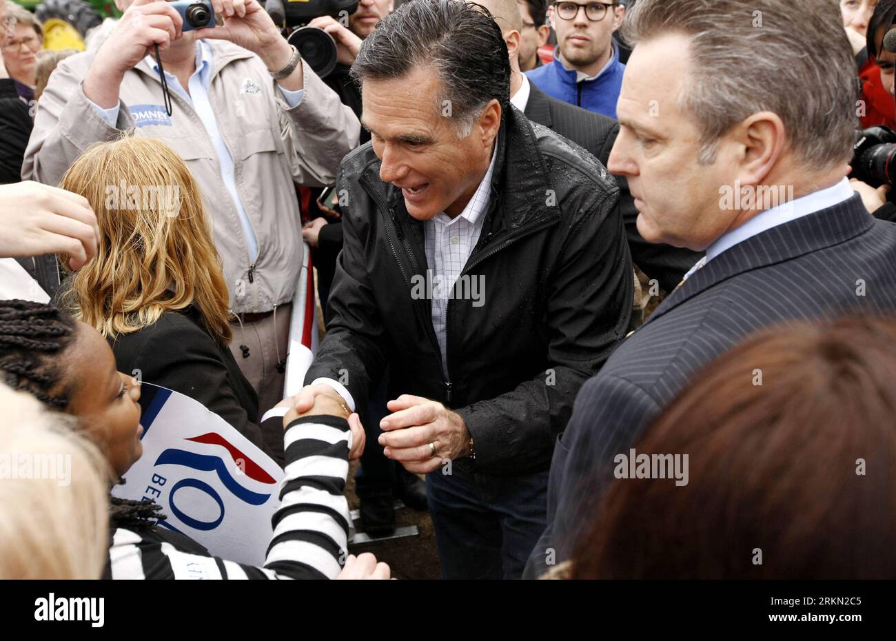 Bildnummer: 56935462 Datum: 20.01.2012 Copyright: imago/Xinhua (120121) -- SOUTH CAROLINA, 21. Januar 2012 (Xinhua) -- republikanischer Präsidentschaftskandidat, ehemaliger Gouverneur von Massachusetts, Romney schüttelt nach einem Wahlkampf in Gilbert, South Carolina, 20. Januar 2012 die Hände mit einem kleinen Mädchen. Nur wenige Stunden von einer entscheidenden republikanischen Vorwahl in South Carolina entfernt, glauben viele Experten, dass das enge Rennen zwischen Mitt Romney und NewtGingrich viel mehr Auswirkungen haben könnte als die Vorwahl selbst. (Xinhua/Fang Zhe)(ctt) US-SOUTH CAROLINA-KAMPAGNE-PRIMARY PUBLICATIONxNOTxINxCHN People Politik Stockfoto