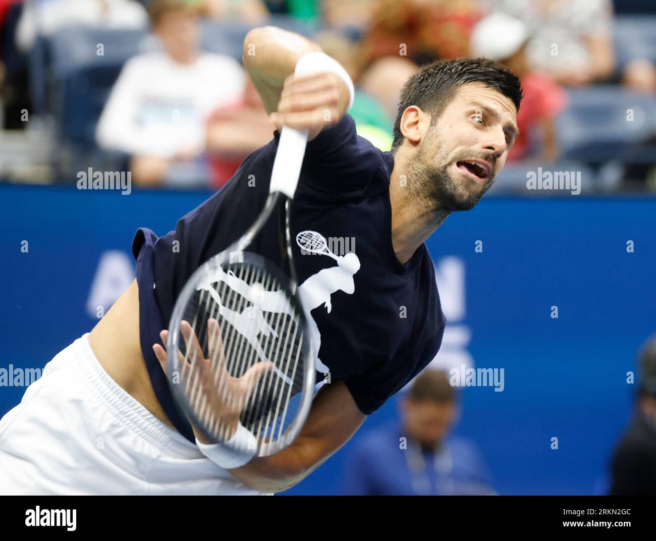 Flushing Meadow, USA. 25. August 2023. Novak Djokovic aus Serbien übt im Arthur Ashe Stadium bei den US Open Tennis Championships 2023 im USTA Billie Jean King National Tennis Center am Freitag, den 25. August 2023 in New York City. Foto von John Angelillo/UPI Credit: UPI/Alamy Live News Stockfoto