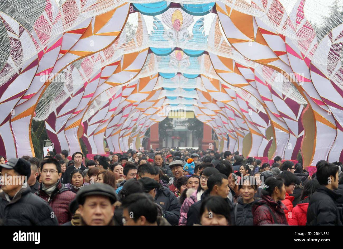 Bildnummer: 56945825 Datum: 23.01.2012 Copyright: imago/Xinhua (120123) -- CHENGDU, 23. Januar 2012 (Xinhua) -- Nehmen Sie an einer Tempelmesse Teil, die im Wuhou-Tempel in Chengdu, der Hauptstadt der südwestchinesischen Provinz Sichuan, am 23. Januar 2012 anlässlich des chinesischen Mondjahres des Drachen stattfindet. (Xinhua/Xue Yubin) (xzj) CHINA-CHENGDU-SPRING FESTIVAL-TEMPLE FAIR (CN) PUBLICATIONxNOTxINxCHN Gesellschaft Frühligsfest Neujahr xns x0x 2012 quer 56945825 Datum 23 01 2012 Copyright Imago XINHUA Chengdu 23. Januar 2012 XINHUA Nehmen Sie Teil an einem Temple Fair Hero im Wuhou Tempel in Chengdu Hauptstadt Südwestchinas S SIC Stockfoto