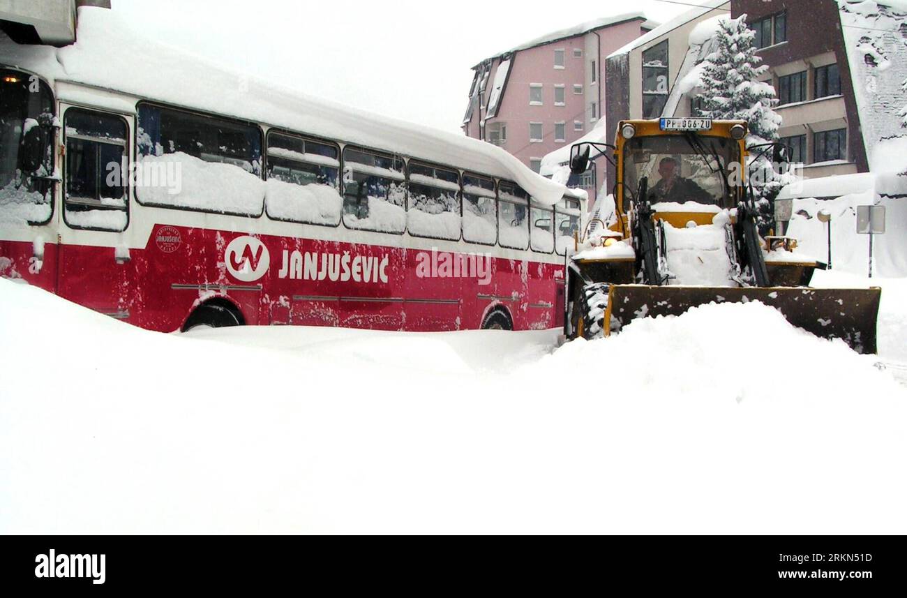 Bildnummer: 56982080 Datum: 29.01.2012 Copyright: imago/Xinhua (120129) -- BELGRAD, 29. Januar 2012 (Xinhua) -- Ein Arbeiter räumt am 27. Januar 2012 schweren Schnee im Bezirk Nova Varos, südwestlich von Serbien. In 13 serbischen Gemeinden, die nach Tagen konstanten Schneefalls unter einer dicken Schneedecke vergraben waren, wurde der Ausnahmezustand ausgerufen, berichtete Radio Television Serbia (RTS) am Samstag. (Xinhua) (dtf) SERBIEN-SCHNEE PUBLICATIONxNOTxINxCHN Gesellschaft Wetter Jahreszeit Winter Schnee Wintereinbruch Schneechaos xjh x0x Premiere 2012 quer 56982080 Datum 29 01 2012 Copyright Imago XINHU Stockfoto