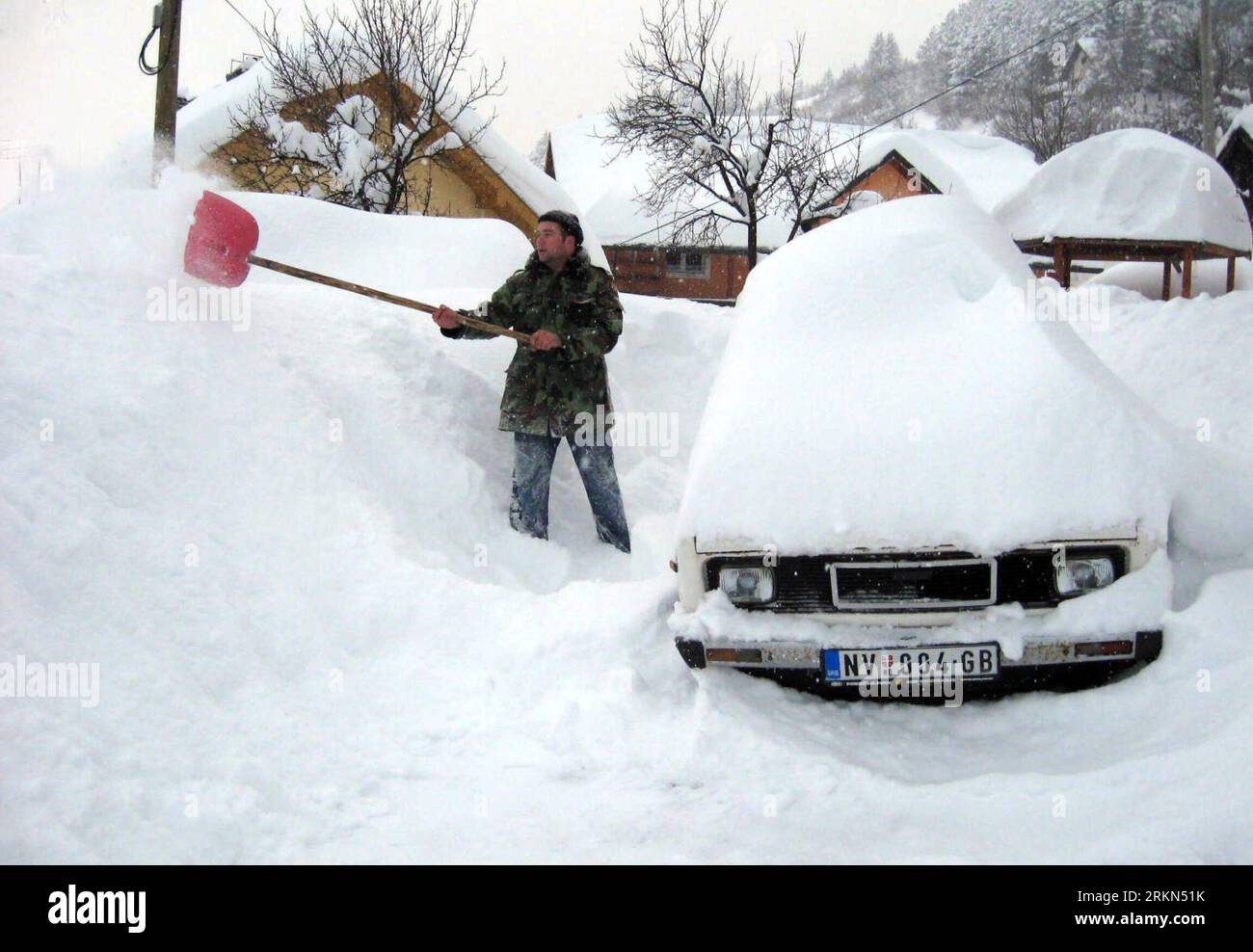 Bildnummer: 56982081 Datum: 29.01.2012 Copyright: imago/Xinhua (120129) -- BELGRAD, 29. Januar 2012 (Xinhua) -- Ein Bewohner räumt am 27. Januar 2012 schweren Schnee im Bezirk Nova Varos südwestlich von Serbien ab. In 13 serbischen Gemeinden, die nach Tagen konstanten Schneefalls unter einer dicken Schneedecke vergraben waren, wurde der Ausnahmezustand ausgerufen, berichtete Radio Television Serbia (RTS) am Samstag. (Xinhua) (dtf) SERBIEN-SCHNEE PUBLICATIONxNOTxINxCHN Gesellschaft Wetter Jahreszeit Winter Schnee Wintereinbruch Schneechaos xjh x0x Premiere 2012 quer 56982081 Datum 29 01 2012 Copyright Imago XIN Stockfoto