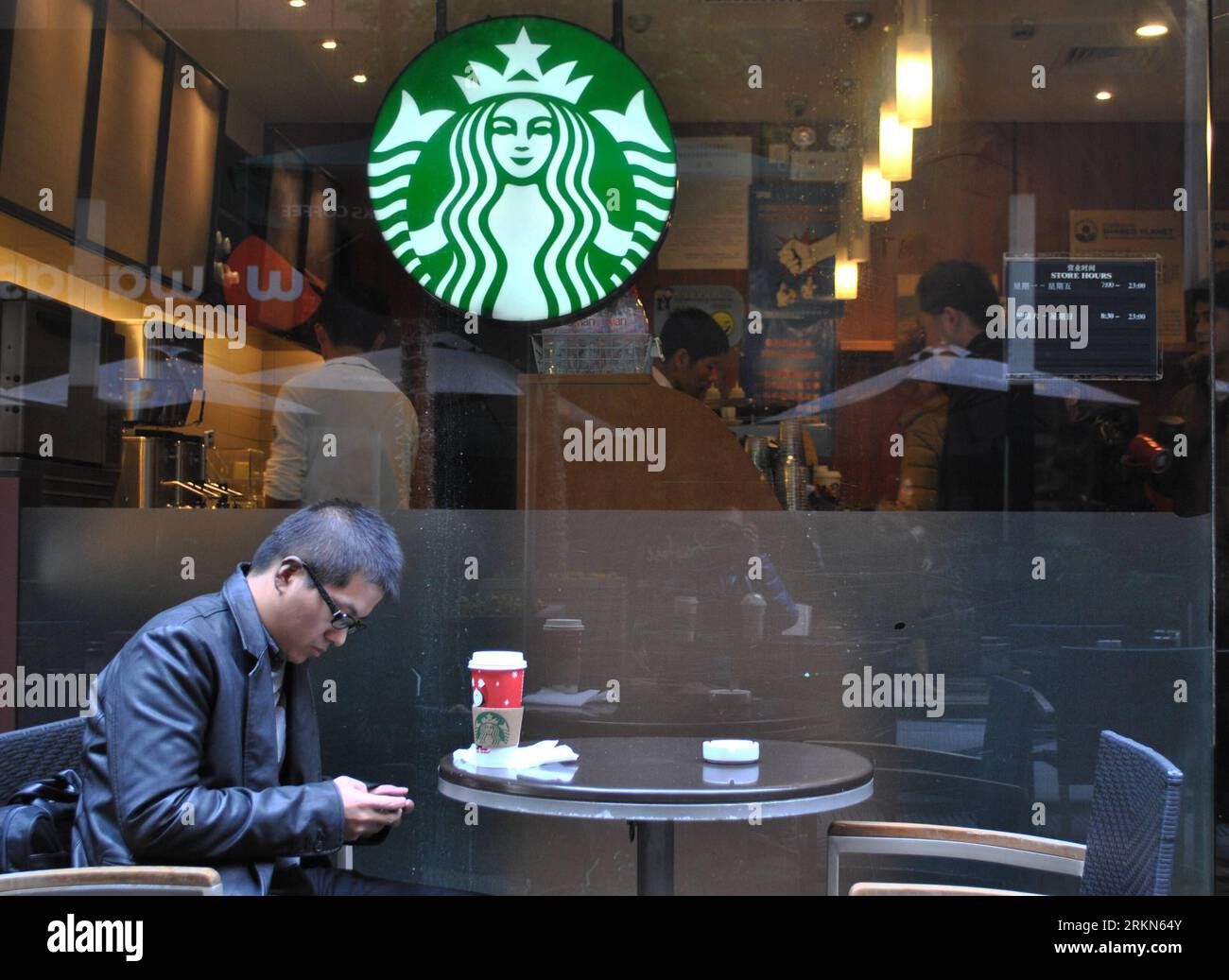 Bildnummer: 56994202 Datum: 31.01.2012 Copyright: imago/Xinhua (120131) -- SHANGHAI, 31. Januar 2012 (Xinhua) -- A man takes a rest at a Starbucks Outlet in Shanghai, East China, 31. Januar 2012. Die in Seattle ansässige Kaffeekette Starbucks Corp. Hat am Dienstag die Preise in ihren 500 chinesischen Festlandläden erhöht, die erste Preiserhöhung für ihre Festlandläden seit fünf Jahren. (Xinhua/Lin Chao) (ljh) CHINA-STARBUCKS-PRICE-RISE (CN) PUBLICATIONxNOTxINxCHN Wirtschaft Gastronomie xbs x0x 2012 quer 56994202 Datum 31 01 2012 Copyright Imago XINHUA Shanghai Jan 31 2012 XINHUA ein Mann erholt sich IN einem Starbucks Outlet Stockfoto