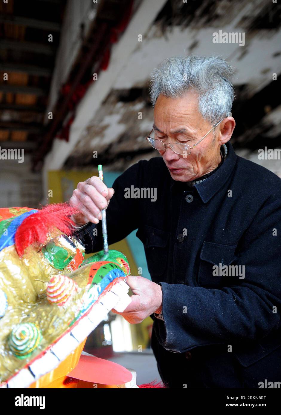 Bildnummer: 57007579 Datum: 02.02.2012 Copyright: imago/Xinhua (120202) -- XIANJU, 2. Februar 2012 (Xinhua) -- der 74-jährige Künstler Zhu Sanfu färbt die neuen Holzlöwen im Xianju County, ostchinesische Provinz Zhejiang, 2. Februar 2012. Zhu Sanfu ist ein Volkskünstler, der in den 1950er Jahren lernt, fünf-Löwen-Puppen zu machen und zu manipulieren, und er entwickelte fünf-Löwen-Puppen zu neun-Löwen-Puppen. Im Jahr 2008 wurde Nine Lions Puppet aus Xianju County auf die Liste des nationalen immateriellen Kulturerbes als erweiterte Gegenstände aufgenommen. Nine Lions Puppet kombinierte Marionette mit Löwentanz und war berühmt für die Aeri Stockfoto