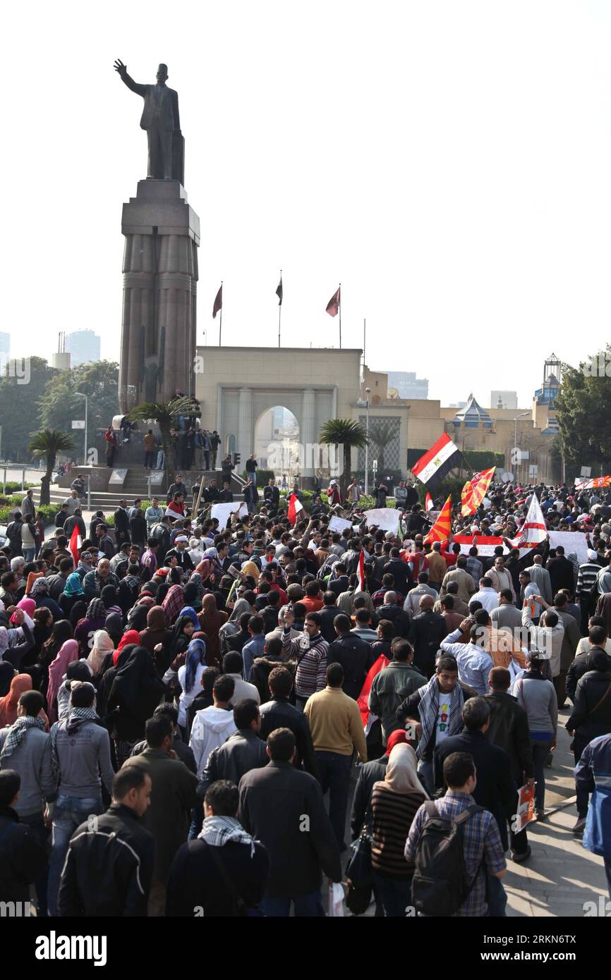 Bildnummer: 57007584 Datum: 02.02.2012 Copyright: imago/Xinhua (120202) -- KAIRO, 2. Februar 2012 (Xinhua) -- Hunderte Ägypter marschieren in einem Protest von Tahrir zum Al-Ahly-Club, dann zum Hauptquartier des innenministeriums in Kairo, Ägypten, 2. Februar 2012. Die Zahl der Todesopfer eines Fußballspiels im ägyptischen Hafen stieg auf 74 an, wobei Hunderte von anderen verletzt wurden, berichteten staatliche Medien am Mittwochabend. (Xinhua/Amru Salahuddien) (ctt) EGYPT-CAIRO-FOOTBALL FANS-RIOT PUBLICATIONxNOTxINxCHN Gesellschaft Politik Demo Protest xjh x1x Premiere 2012 hoch o0 Ausschreitungen, Krawalle, Fussball, ran Stockfoto