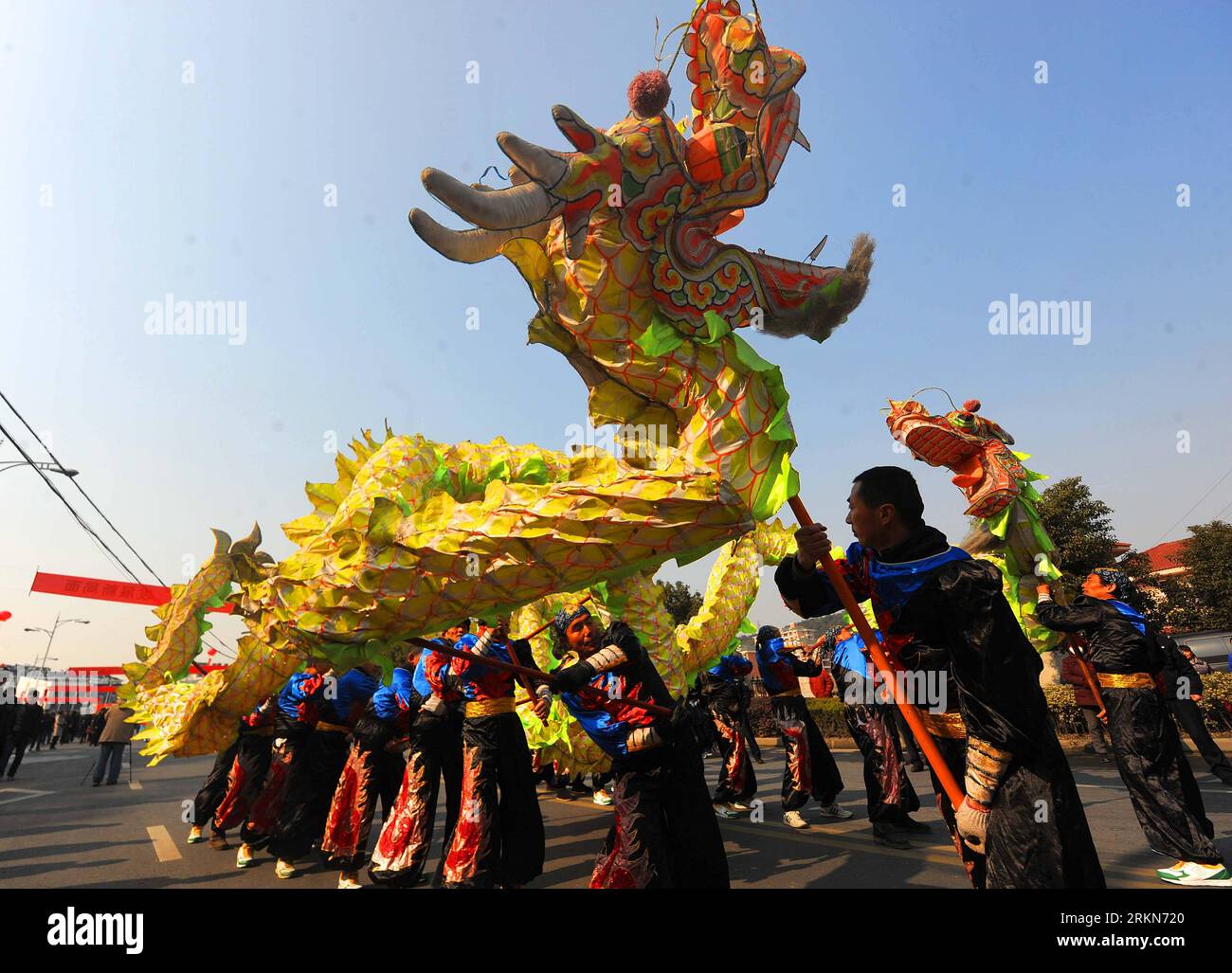 Bildnummer: 57012684 Datum: 03.02.2012 Copyright: imago/Xinhua (120203) -- DEQING, 3. Februar 2012 (Xinhua) -- Bauern führen einen Drachentanz im Deqing County in der ostchinesischen Provinz Zhejiang auf, um das bevorstehende Laternenfest am 3. Februar 2012 zu feiern. Das Laternenfest, das in diesem Jahr am 6. Februar stattfindet, markiert offiziell das Ende der chinesischen Neujahrsfeiern. (Xinhua/Xu Yu) (ljh) CHINA-ZHEJIANG-DE QING-LATERNE FESTIVAL-DRAGON DANCE (CN) PUBLICATIONxNOTxINxCHN Gesellschaft Tradition Laternenfest Drachen Drachentanz Tanz xns x0x 2012 quer 57012684 Datum 03 02 2012 Copyright Imago XI Stockfoto
