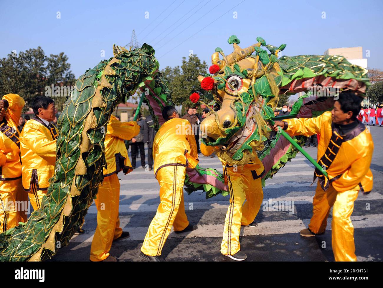 Bildnummer: 57012687 Datum: 03.02.2012 Copyright: imago/Xinhua (120203) -- DEQING, 3. Februar 2012 (Xinhua) -- Bauern führen einen Drachentanz im Deqing County in der ostchinesischen Provinz Zhejiang auf, um das bevorstehende Laternenfest am 3. Februar 2012 zu feiern. Das Laternenfest, das in diesem Jahr am 6. Februar stattfindet, markiert offiziell das Ende der chinesischen Neujahrsfeiern. (Xinhua/Xu Yu) (ljh) CHINA-ZHEJIANG-DE QING-LATERNE FESTIVAL-DRAGON DANCE (CN) PUBLICATIONxNOTxINxCHN Gesellschaft Tradition Laternenfest Drachen Drachentanz Tanz xns x0x 2012 quer 57012687 Datum 03 02 2012 Copyright Imago XI Stockfoto