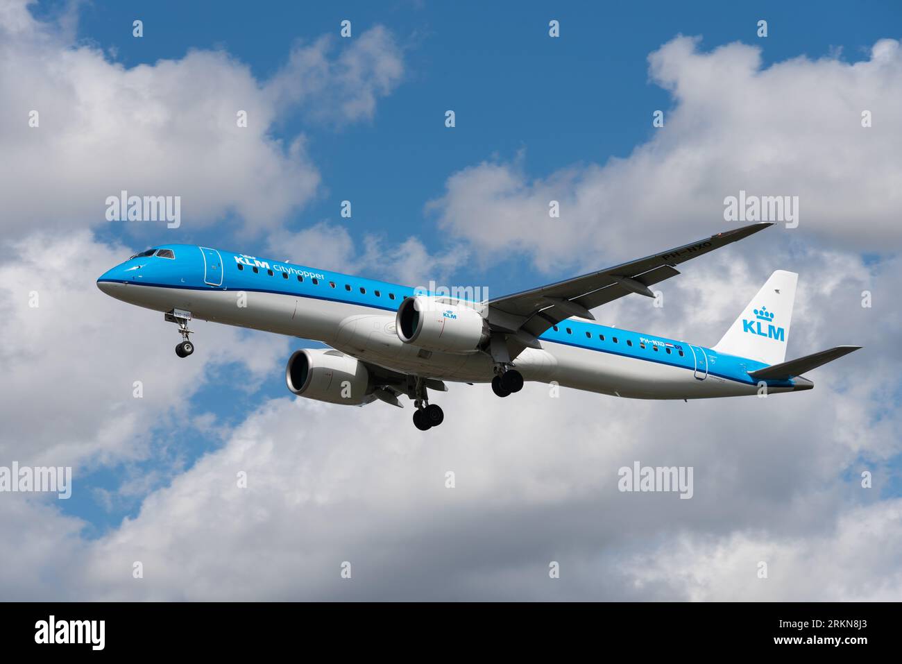 KLM Cityhopper Embraer 195-E2 Jet Airliner PH-NXO landet im Finale am London Heathrow Airport, UK. KLM Regionalfluggesellschaft. Neuer Embraer 195-E2 Jet Stockfoto