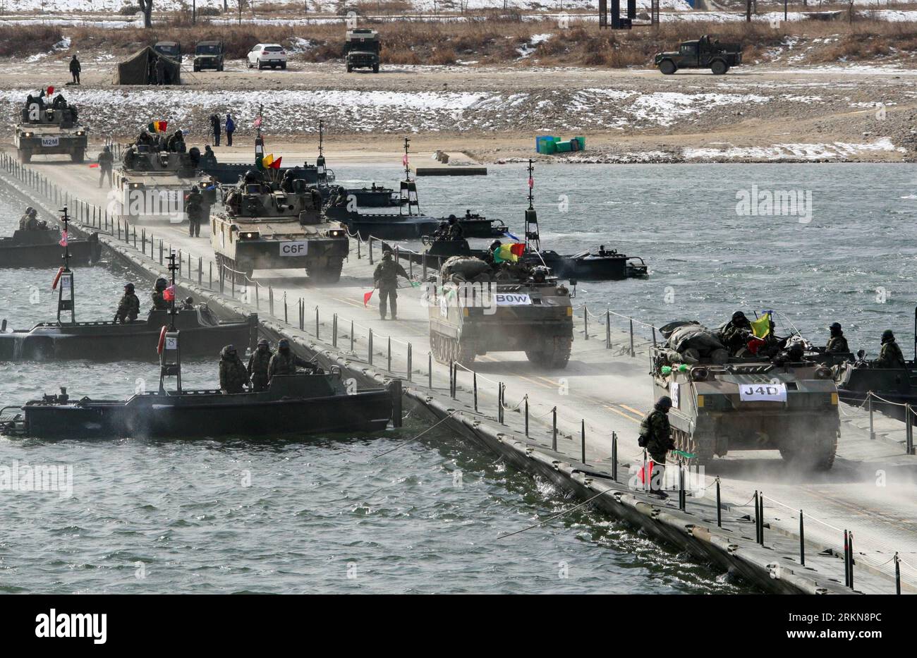 Bildnummer: 57032752 Datum: 08.02.2012 Copyright: imago/Xinhua (120208) -- YEOJU (SÜDKOREA), 8. Februar 2012 (Xinhua) -- Panzer überqueren einen Fluss auf einer schwimmenden Brücke während einer jährlichen militärischen Winterübung am Namhan Fluss in Yeoju der Provinz Gyeonggi, Südkorea, am 8. Februar 2012. (Xinhua/Park Jin Hee) (nxl) SOUTH KOREA-GYEONGGI-MILITARY-DRILL PUBLICATIONxNOTxINxCHN Gesellschaft Militär Panzer K 21 Südkorea Manöver Übung Militärübung x0x xst Premiere 2012 quer Highlight 57032752 Datum 08 02 2012 Copyright Imago XINHUA Südkorea 8. Februar 2012 XINHUA-Panzer überqueren einen Fluss AUF einer schwimmenden Brücke Stockfoto