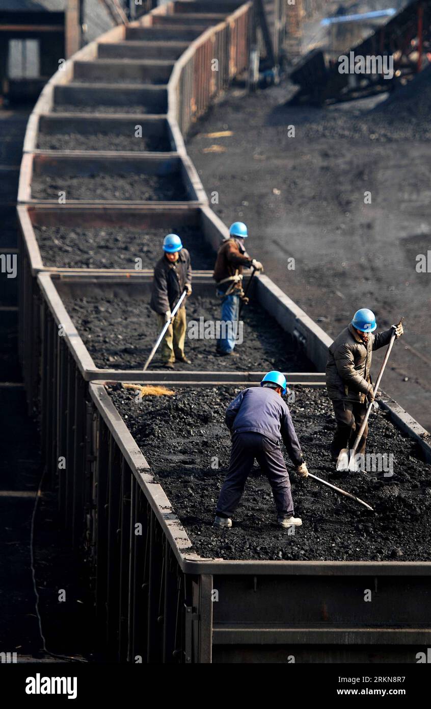 Bildnummer: 57038840 Datum: 08.02.2012 Copyright: imago/Xinhua (120209) -- JIUJIANG, 9. Februar 2012 (Xinhua) -- Arbeiter laden Kohle auf einen Zug in Jiujiang, ostchinesische Provinz Jiangxi, 8. Februar 2012. Die Nanchang Railway Administration und die Shanghai International Port (Group) Company haben den Kohletransport als Priorität eingestuft, um die Stromerzeugung während dieser ununterbrochenen Kaltwetterperiode sicherzustellen. (Xinhua/Hu Guolin) (lrx) CHINA-JIANGXI-JIUJIANG-KOHLEVERSORGUNG-STROMERZEUGUNG-KALTES WETTER (CN) PUBLICATIONxNOTxINxCHN Wirtschaft xbs x2x 2012 hoch o0 Kohle Bergbau Transport Bahn Verkehr 57038840 D Stockfoto