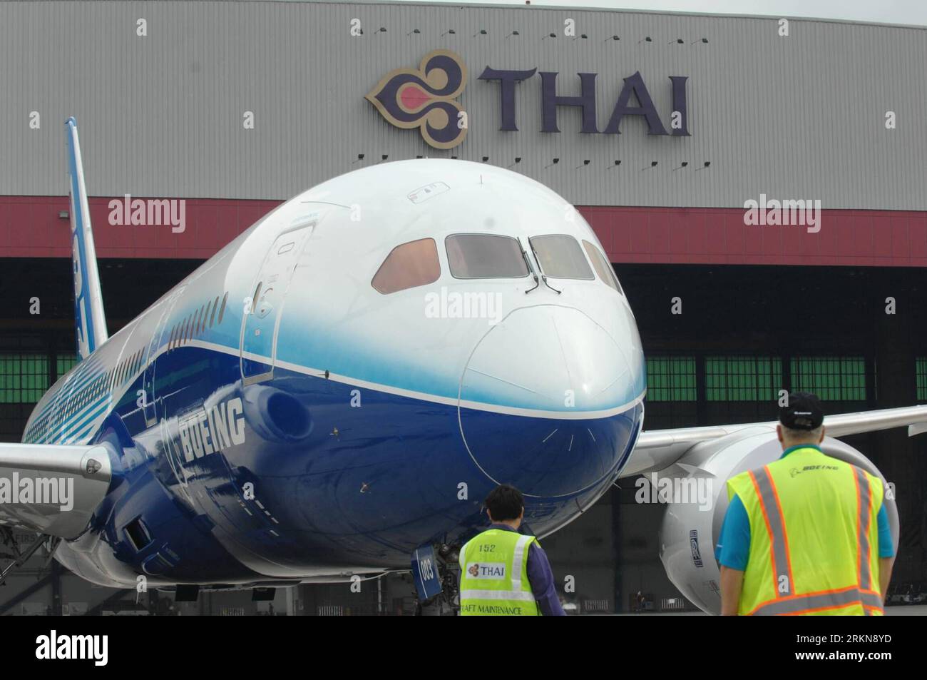 Bildnummer: 57042414  Datum: 09.02.2012  Copyright: imago/Xinhua (120209) -- BANGKOK, Feb. 9, 2012 (Xinhua) -- A Boeing 787 airplane is seen at Suvarnabhumi Airport in Samut-prakan province, Thailand, Feb. 9, 2012, after traveling 12,358 kilometers non-stop from Seattle, Washington, the United States. The Boeing 787 airplane visited Thai Airways International on Thursday, and it will visit Singapore from Feb. 11 to Feb. 18, 2012 at Singapore Airlines and to be on display at the Singapore Airshow. (Xinhua/Rachen Sageamsak) (msq) THAILAND-BOEING-787 PUBLICATIONxNOTxINxCHN Wirtschaft Verkehr Luft Stockfoto