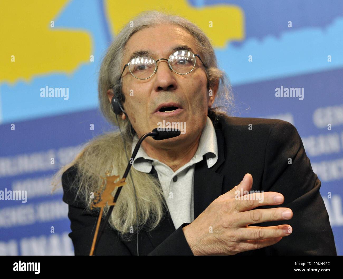 120209 -- BERLIN, 9. Februar 2012 Xinhua -- algerischer Schriftsteller und Jurymitglied Boualem Sansal nimmt am 9. Februar 2012 an einer Pressekonferenz in Berlin, der Hauptstadt Deutschlands, Teil. Das 62. Berlinale-Filmfestival hat hier am Donnerstag begonnen. Xinhua/Ma Ning zl GERMANY-BERLIN-FILM FESTIVAL-JURY PUBLICATIONxNOTxINxCHN Stockfoto