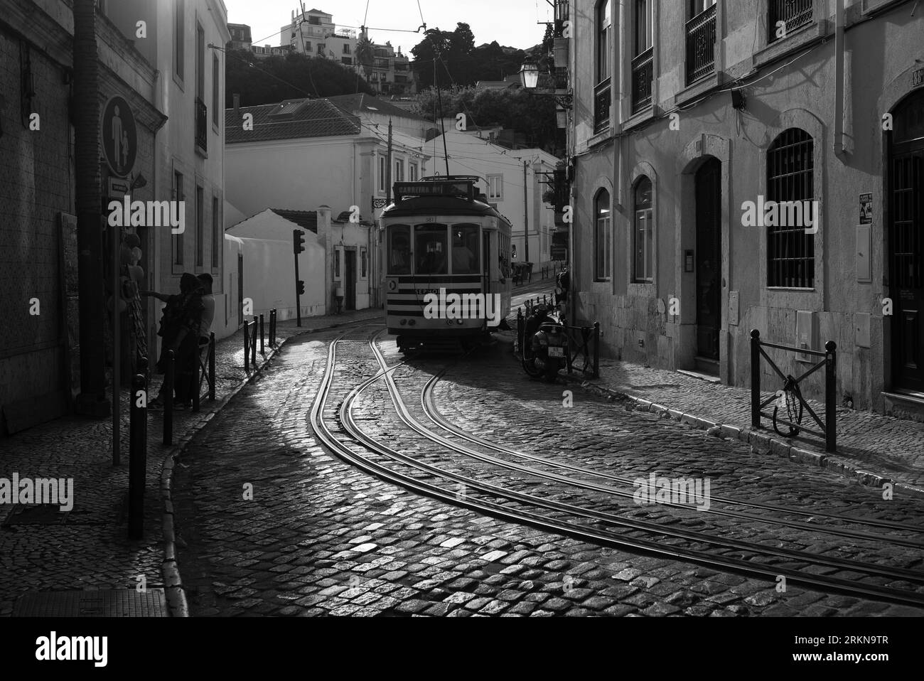Blick auf die Straßen des Alfama Viertels ist eines der ältesten und touristischsten Viertel in Lissabon. August 25, 2023 Portugal Stockfoto