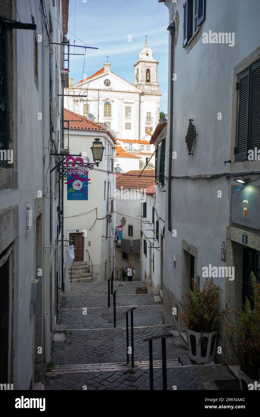 Blick auf die Straßen des Alfama Viertels ist eines der ältesten und touristischsten Viertel in Lissabon. August 25, 2023 Portugal Stockfoto