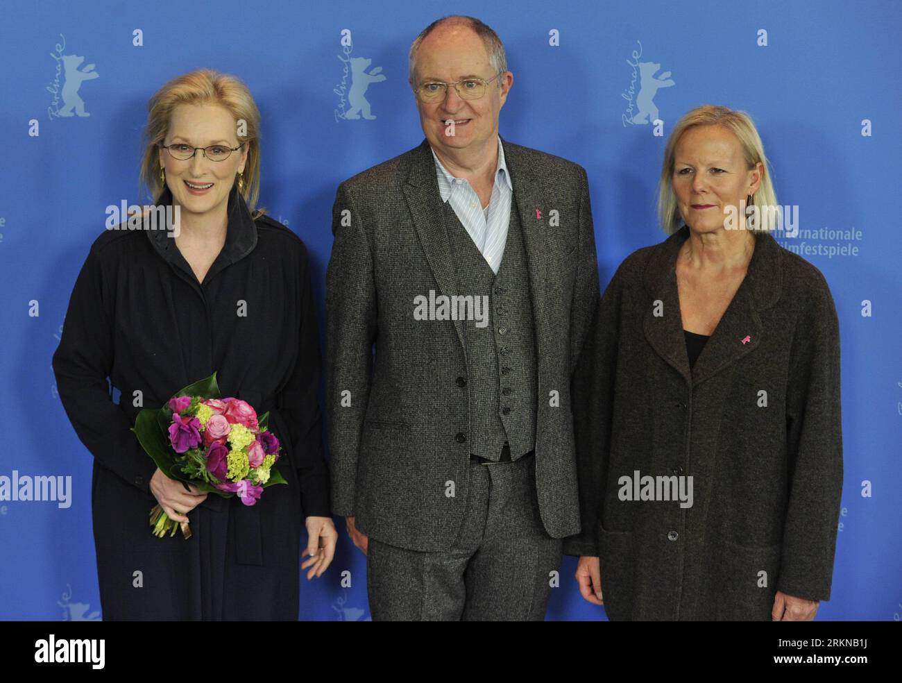 Bildnummer: 57070980 Datum: 14.02.2012 Copyright: imago/Xinhua (120214) -- BERLIN, 14. Februar 2012 (Xinhua) -- US-Schauspielerin Meryl Streep (L), Schauspieler Jim Broadbent (C) und Regisseurin Phyllida Lloyd posieren bei einem Fotocall für Moive the Iron Lady auf dem 62. Berlinale Filmfestival in Berlin, Hauptstadt von Deutschland am 14. Februar 2012. Meryl Streep erhält am Dienstag den Golden Bear Award für lebenslange Leistungen. (Xinhua/Ma Ning) (yt) DEUTSCHLAND-BERLINALE FILM FESTIVAL-DIE EISERNE DAME PUBLICATIONxNOTxINxCHN Kultur Entertainment People Film 62. Internationale Filmfestspiele Berlinale Berlin Photocall x0x xst Stockfoto