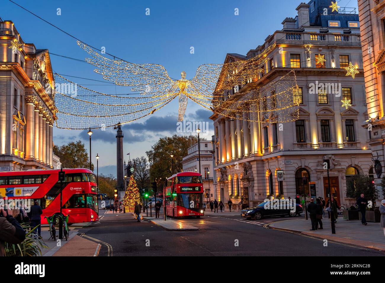 London, England, Großbritannien - 23. November 2022: Straßenansicht in London bei Dämmerung, veranschaulicht das Stadtleben in den Weihnachtsferien mit Engelslichtern d Stockfoto