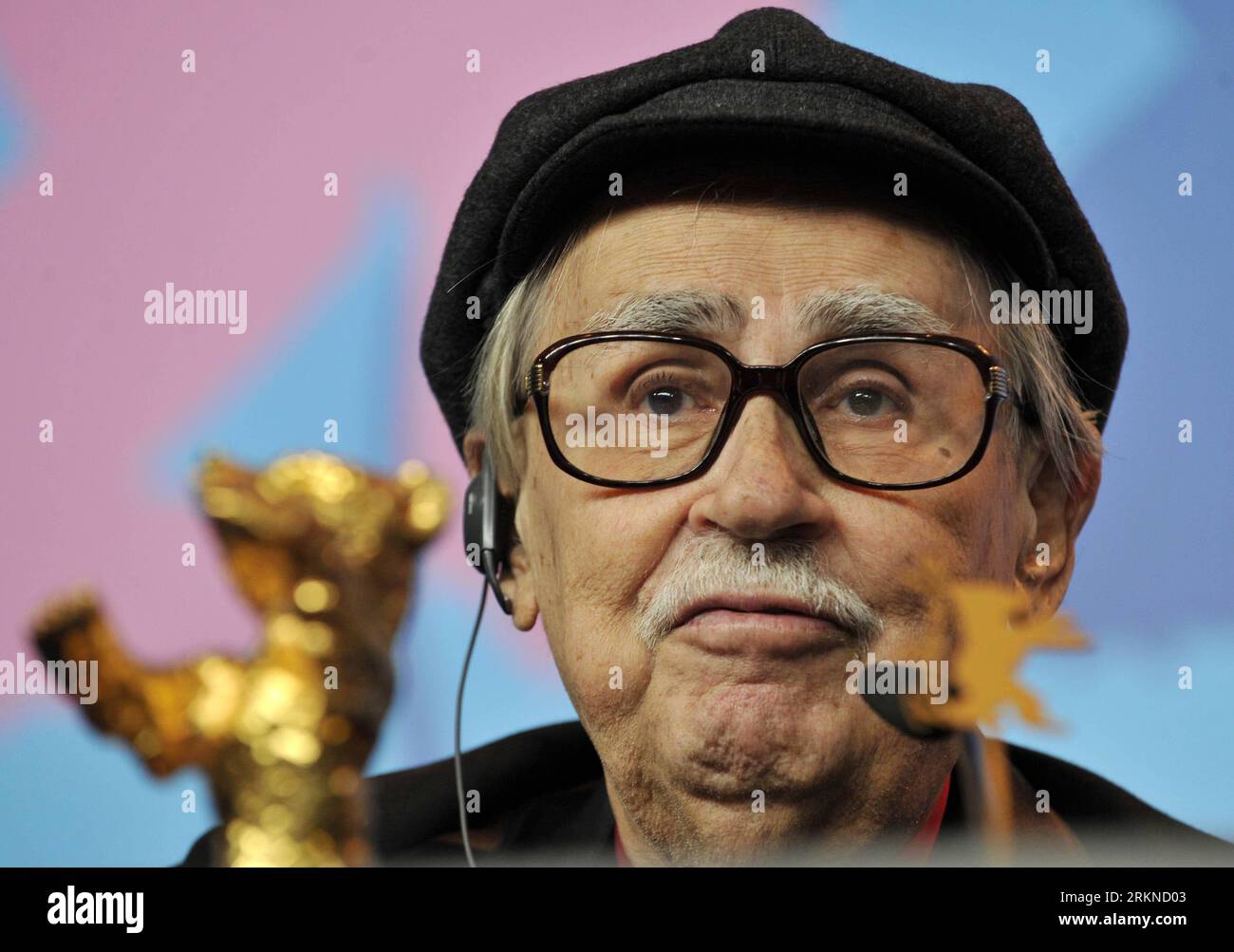 (120218) -- BERLIN, Feb. 18, 2012 (Xinhua) -- Italian director Vittorio Taviani of the movie Caesare Deve Morire (Caesar Must Die) speaks to media after awards ceremony during the 62nd Berlinale International Film Festival in Berlin, capital of Germany, Feb. 18, 2012. (Xinhua/Ma Ning) (yt) GERMANY-BERLINALE FILM FESTIVAL-AWARDS CEREMONY PUBLICATIONxNOTxINxCHN Stockfoto