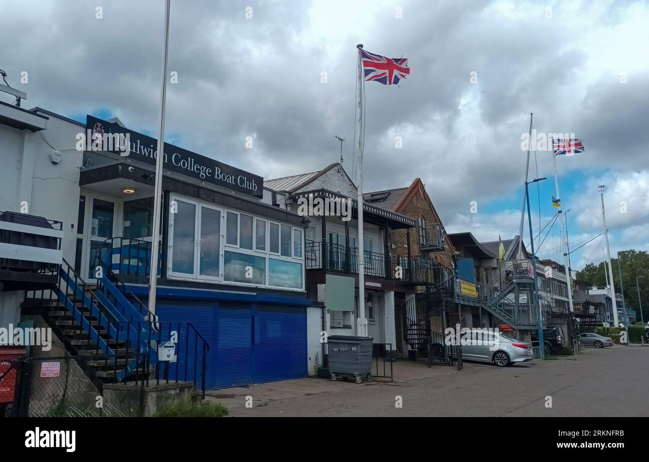 Ruderclubs am Südufer der Themse in West London, Großbritannien Stockfoto