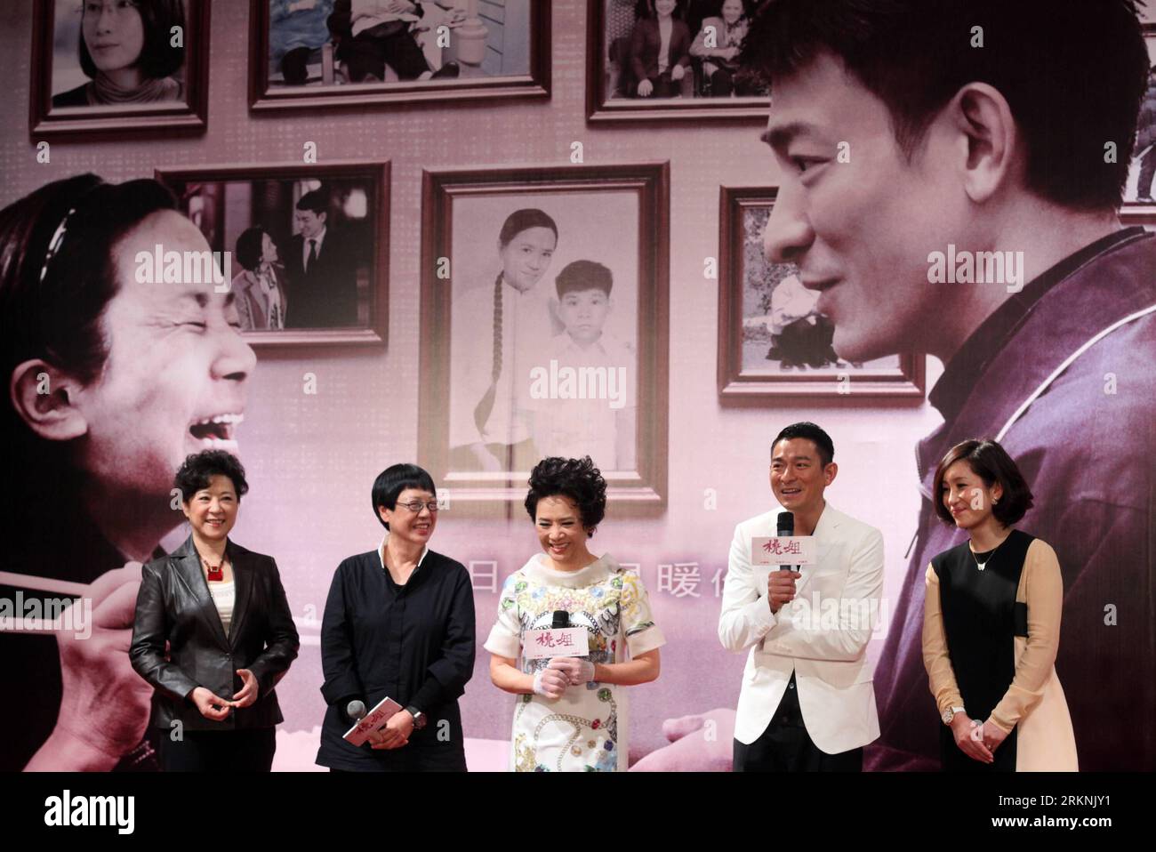 Bildnummer: 57214910 Datum: 05.03.2012 Copyright: imago/Xinhua (120305) -- PEKING, 5. März 2012 (Xinhua) -- Ann Hui (2. L), Regisseurin des Films A Simple Life, nimmt an einer Pressekonferenz mit Wang Fuli (1. L), Deanie IP (C), Andy Lau (2. R) und Qin Hailu Teil, die am 5. März 2012 in Peking, der Hauptstadt Chinas, die Hauptrolle spielten. Der Film wird am 8. März auf dem chinesischen Festland uraufgeführt. (Xinhua/Yang LE) (lmm) CHINA-BEIJING-FILM-A SIMPLE LIFE-PRESS CONFERENCE (CN) PUBLICATIONxNOTxINxCHN People Entertainment Film PK x0x xst 2012 quer 57214910 Datum 05 03 2012 Copyright Imago XINHUA B Stockfoto