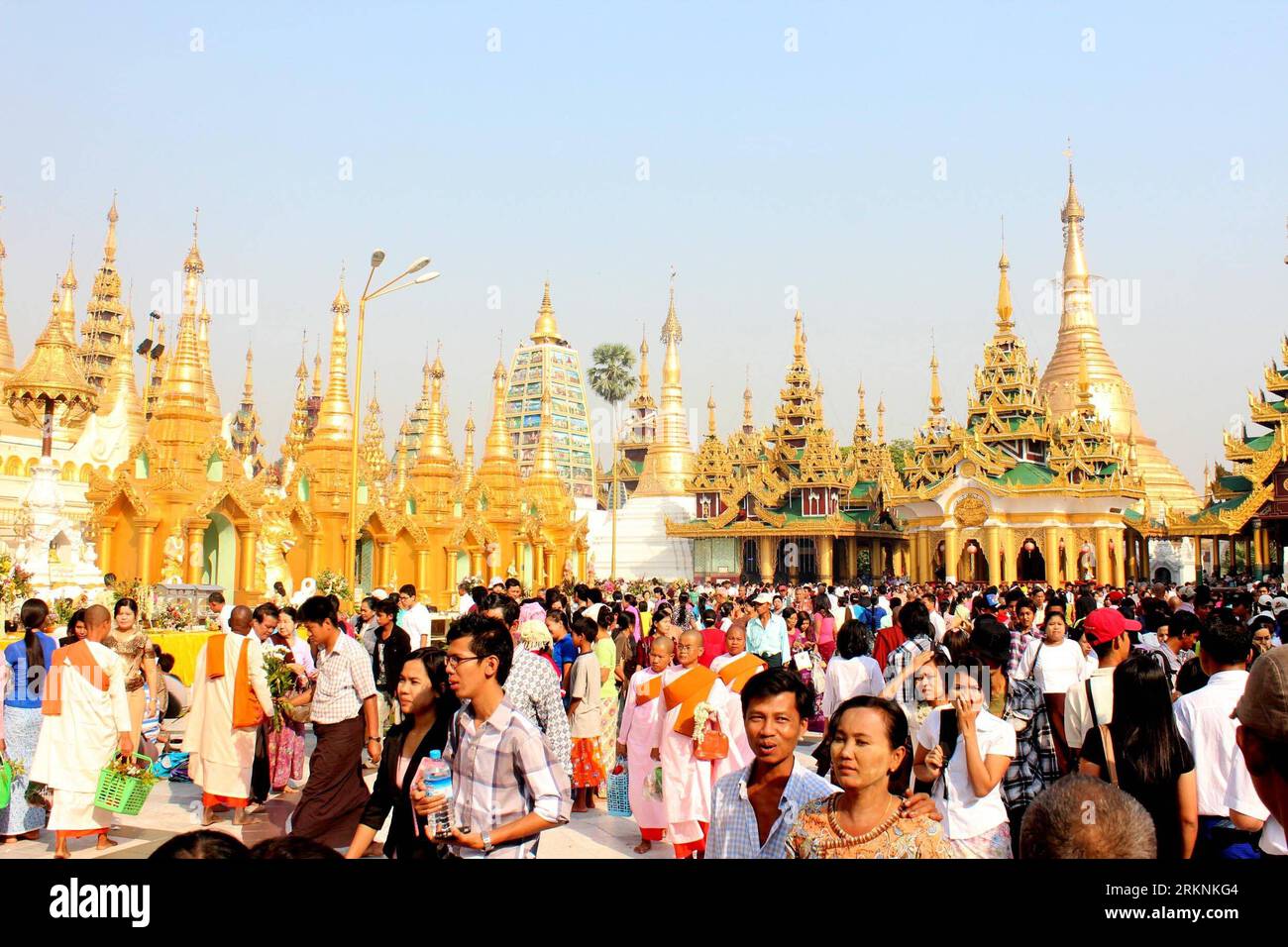 Bildnummer: 57260714 Datum: 07.03.2012 Copyright: imago/Xinhua (120307) -- YANGON, 7. März 2012 (Xinhua) -- buddhistische Anhänger spazieren an der Shwedagon-Pagode während der großen religiösen Feier anlässlich des 2.600-jährigen Jubiläums der weltberühmten Shwedagon-Pagode in Yangon, Myanmar, 7. März 2012. (Xinhua/U Aung)(zjy) MYANMAR-YANGON-SHWEDAGON PAGODE-Jahrestag PUBLICATIONXNOTXINXCHN Gesellschaft Religion Buddhismus Jahrestag Jubiläum 2600 PAGODE Tempel xjh x0x 2012 quer 57260714 Datum 07 03 2012 Copyright Imago XINHUA Yangon 7. März 2012 XINHUA Buddhist Follower Walk around AT Stockfoto