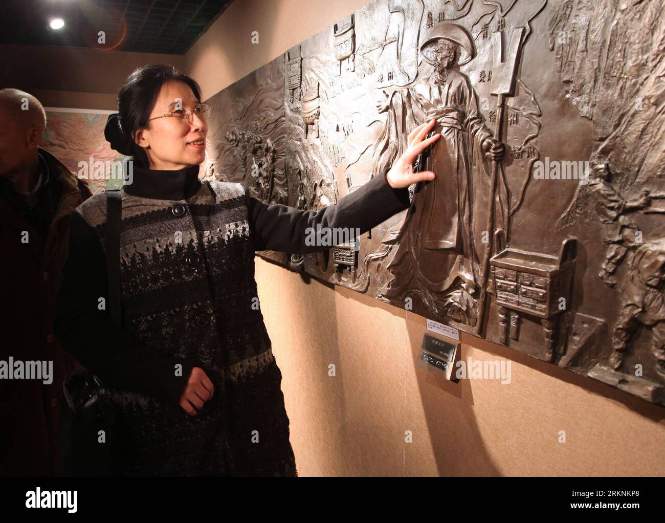 Bildnummer: 57266463  Datum: 07.03.2012  Copyright: imago/Xinhua (120307) -- BEIJING, March 7, 2012 (Xinhua) -- Photo taken on Feb. 27, 2012 shows Yang Jia, a blind professor of the Chinese Academy of Sciences and a member of the 11th National Committee of the Chinese People s Political Consultative Conference (CPPCC), touching a carving in an exhibition hall of the China Braille Publishing House in Beijing, capital of China. Yang, who lost her eyesight at the age of 29, devoted herself to the pursuit of rights of with disabilities. (Xinhua/Wang Jianhua) (llp) (TWO SESSIONS)CHINA-BEIJING-CPPCC Stockfoto