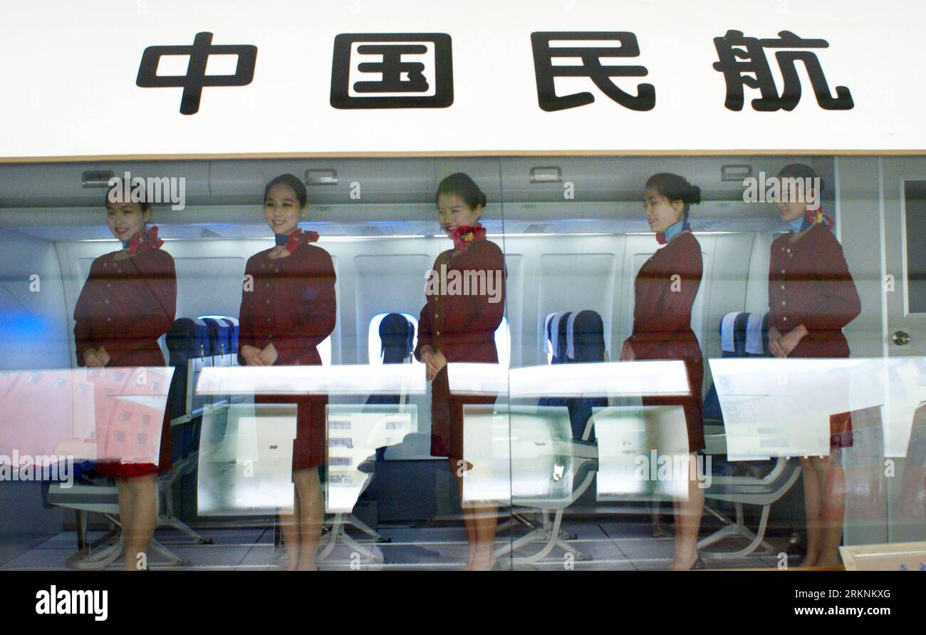 Bildnummer: 57287073 Datum: 08.03.2012 Copyright: imago/Xinhua (120308) -- HARBIN, 8. März 2012 (Xinhua) -- Flugbegleiter-Kandidaten bereiten sich auf ein Vorstellungsgespräch von Hainan Airlines in einem Flugkabinen-Simulator in Harbin, Hauptstadt der nordöstlichen Provinz Heilongjiang, am 8. März 2012 vor. Das Unternehmen, Chinas viertgrößte Fluggesellschaften, plant die Einschreibung von 1.000 potenziellen Flugbegleitern aus zwanzig Städten, darunter Peking, Tianjin, Changchun, Shenyang und Harbin. (Xinhua/Li Yuze) (lmm) CHINA-HARBIN-AIRLINE STELLENBEWERBER (CN) PUBLICATIONxNOTxINxCHN Fotostory Gesellschaft Stewardess Bewerb Stockfoto