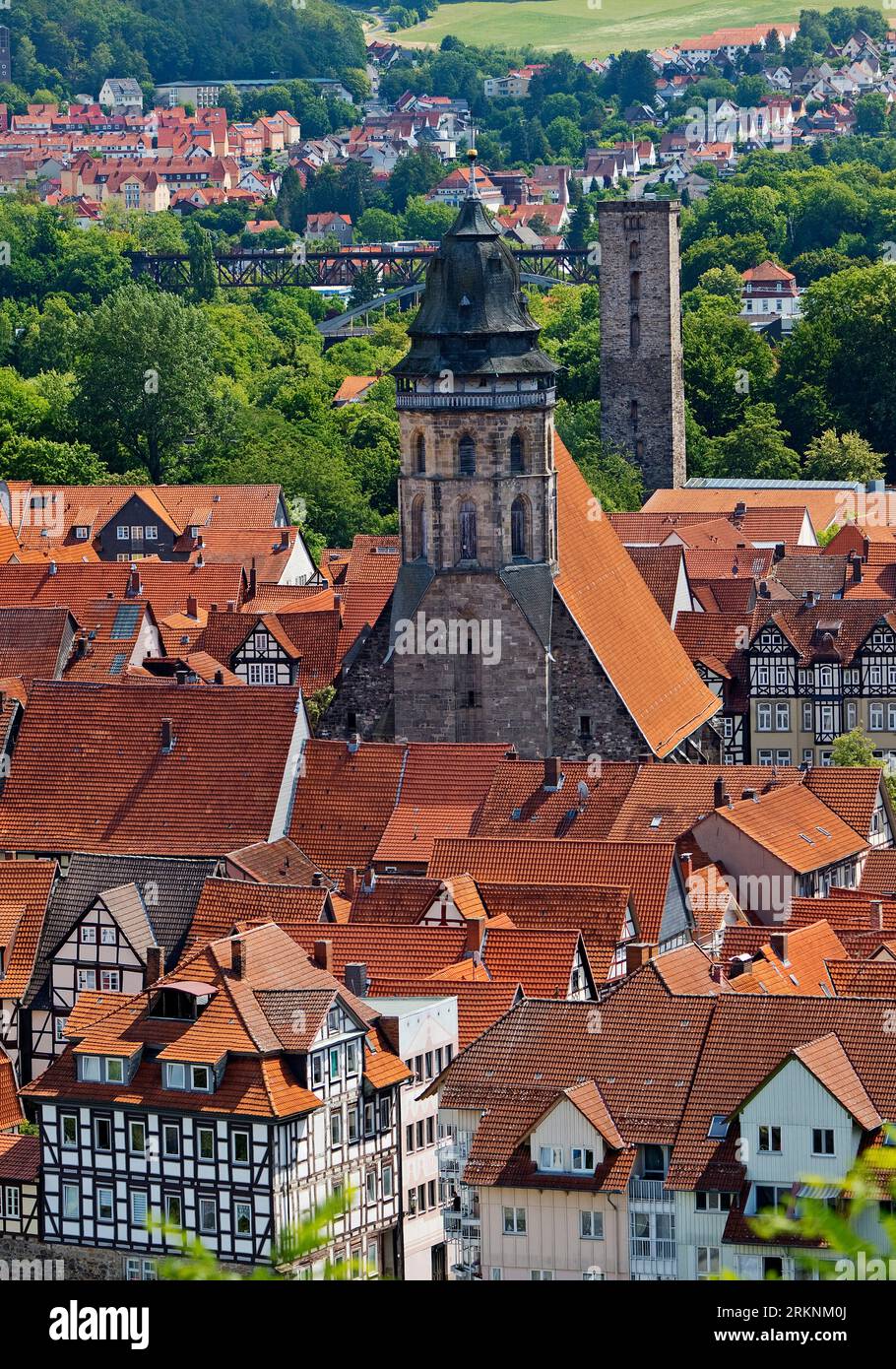 Blick auf das Stadtzentrum mit St. Blasius-Kirche und Mauerturm, Deutschland, Niedersachsen, Hannoversch-Muenden Stockfoto