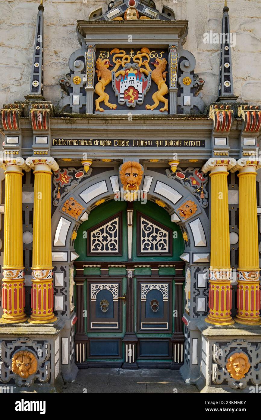 Hauptportal mit bunten Holzschnitzereien auf dem Rathaus, Weserrenaissance, Deutschland, Niedersachsen, Hannoversch Muenden Stockfoto