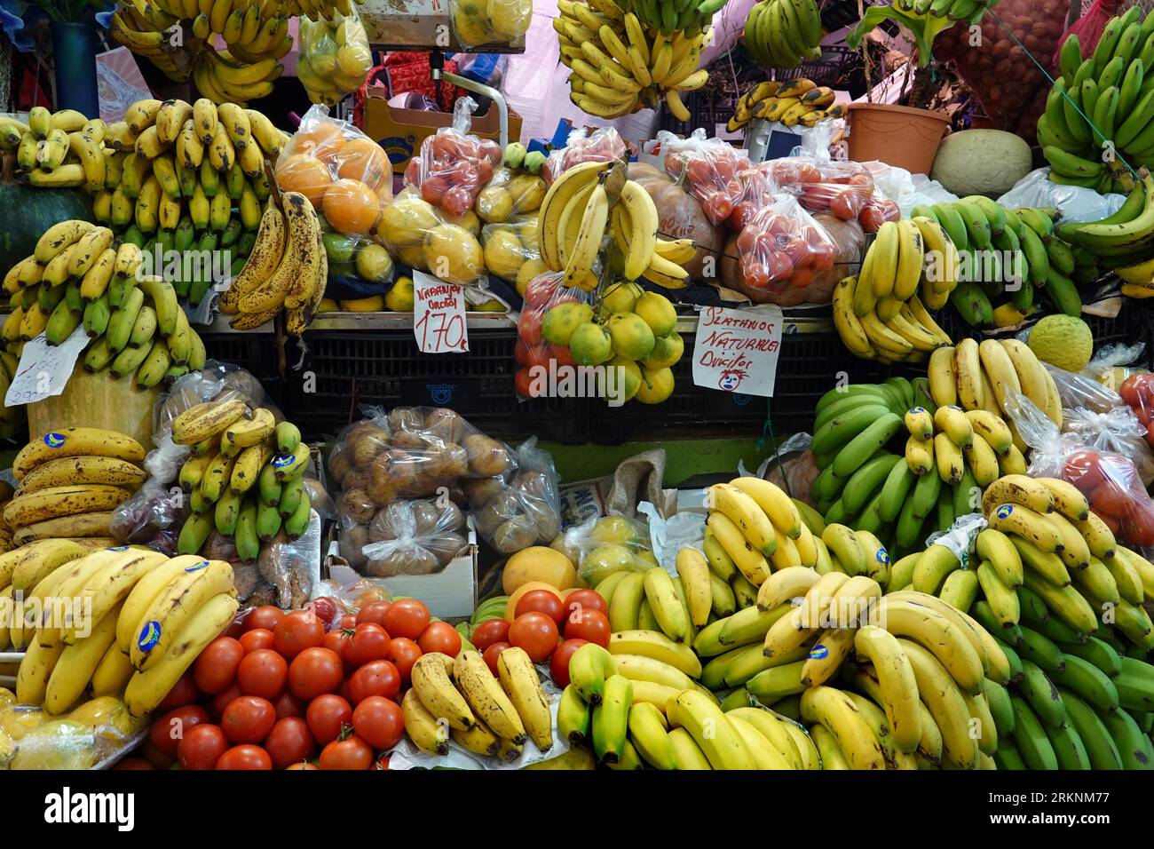 Überwältigende Auswahl an Obst und Gemüse in der Markthalle Mercado de Vegueta, Kanarische Inseln, Gran Canaria, Las Palmas, Las Palmas Stockfoto