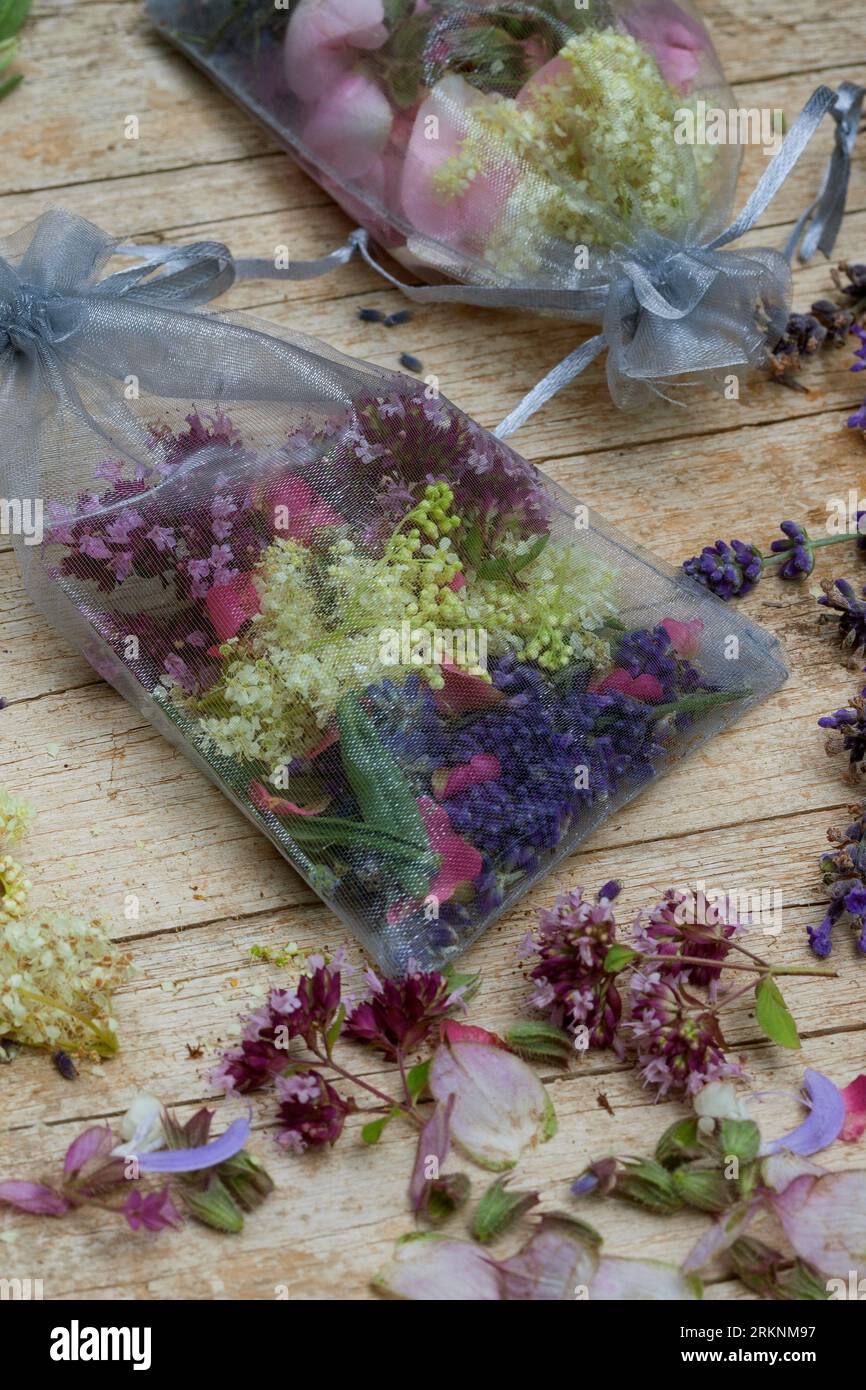 selbstgemachte duftende Beutel, verschiedene duftende Pflanzen, in Mullsäcke gegeben: Lavendel, Rosenblüten, Wiesensüße, Marjoram und Ysop Stockfoto