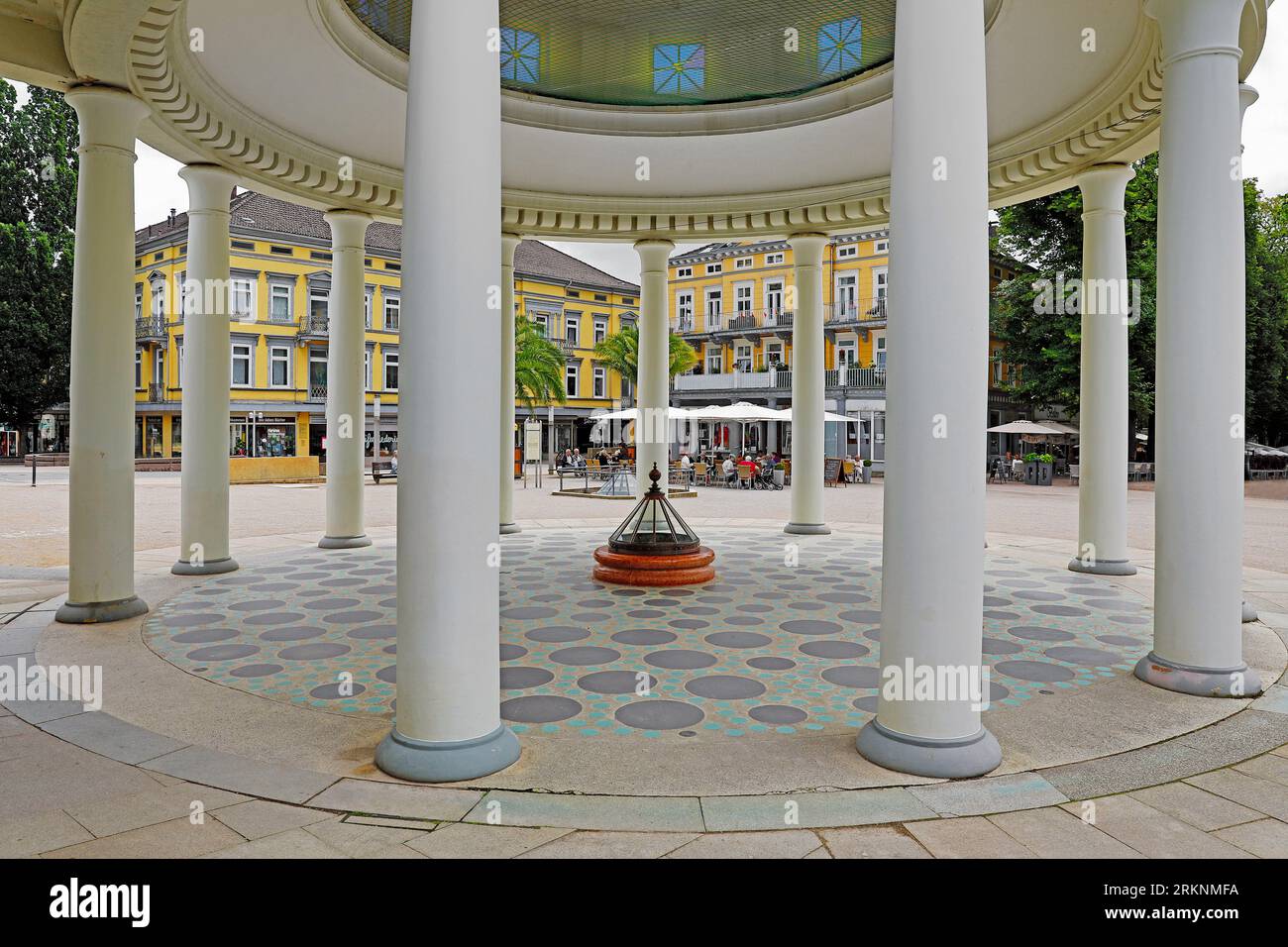 Hyllige Born, Brunnenplatz, Eingang Wandelhalle, Deutschland, Nordrhein-Westfalen, Bad Pyrmont Stockfoto