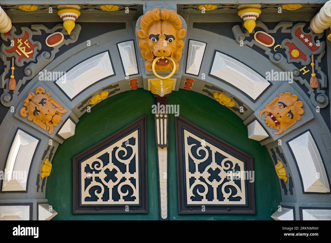Hauptportal mit bunten Holzschnitzereien auf dem Rathaus, Detail, Deutschland, Niedersachsen, Hannoversch Muenden Stockfoto