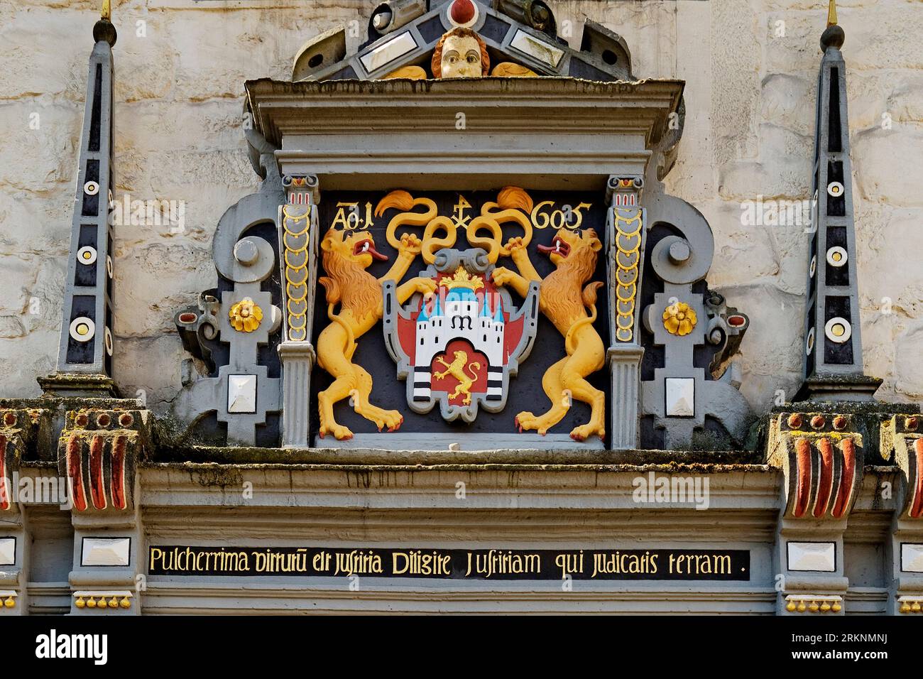 Hauptportal mit bunten Holzschnitzereien auf dem Rathaus, Detail, Deutschland, Niedersachsen, Hannoversch Muenden Stockfoto