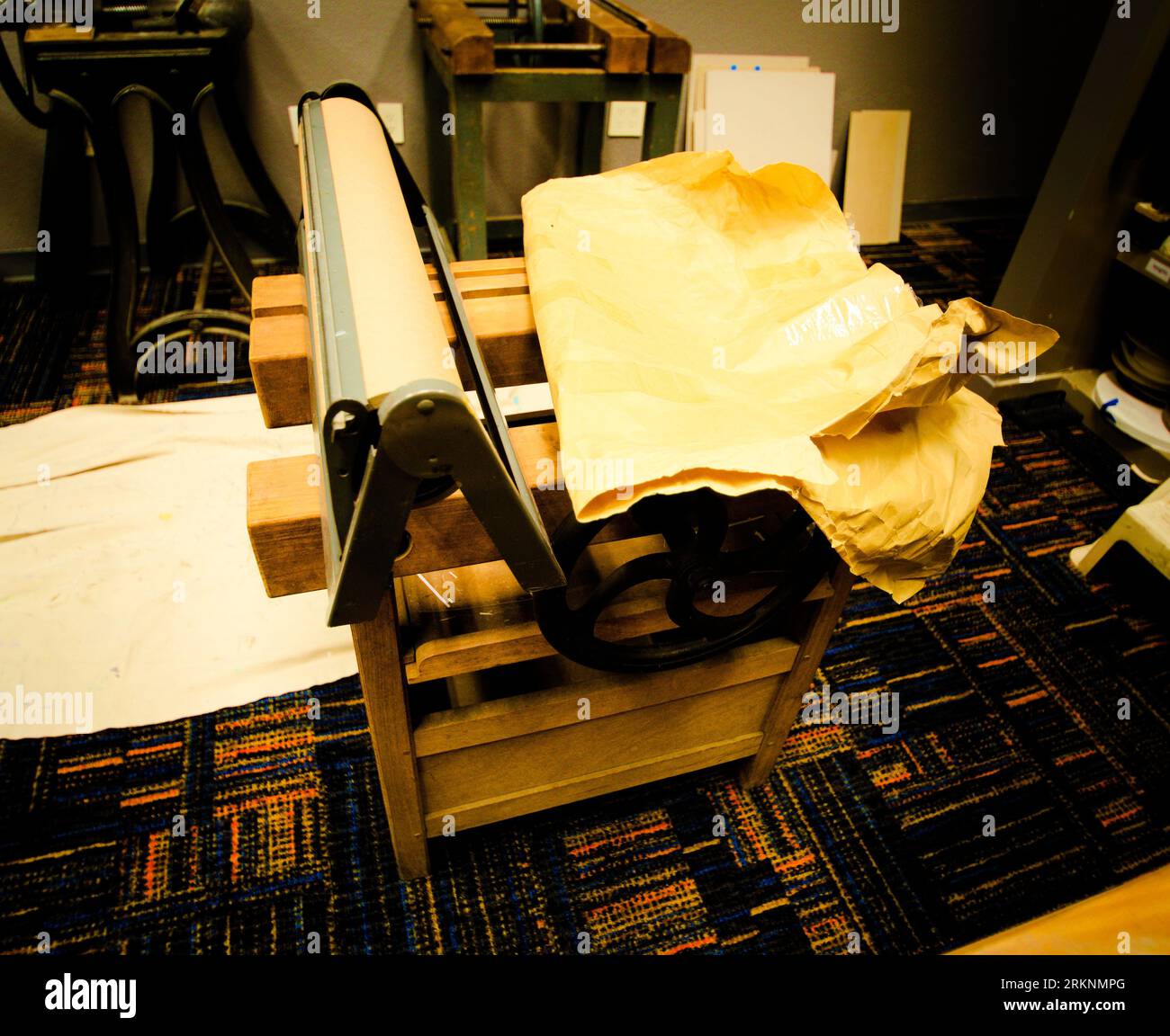 Alte antike traditionelle Druckgeräte. Werkzeuge in einer Druckerei zum Erstellen, Einstellen, Drucken, Ausschneiden, und Papier binden. Hochwertige Fotos Stockfoto