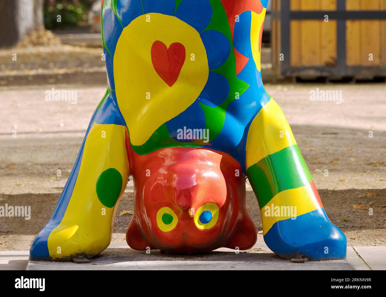 Bunter Bär mit Kopfstand, Artwork Buddy Bär vor dem Kurpark, Deutschland, Nordrhein-Westfalen, Bad Pyrmont Stockfoto