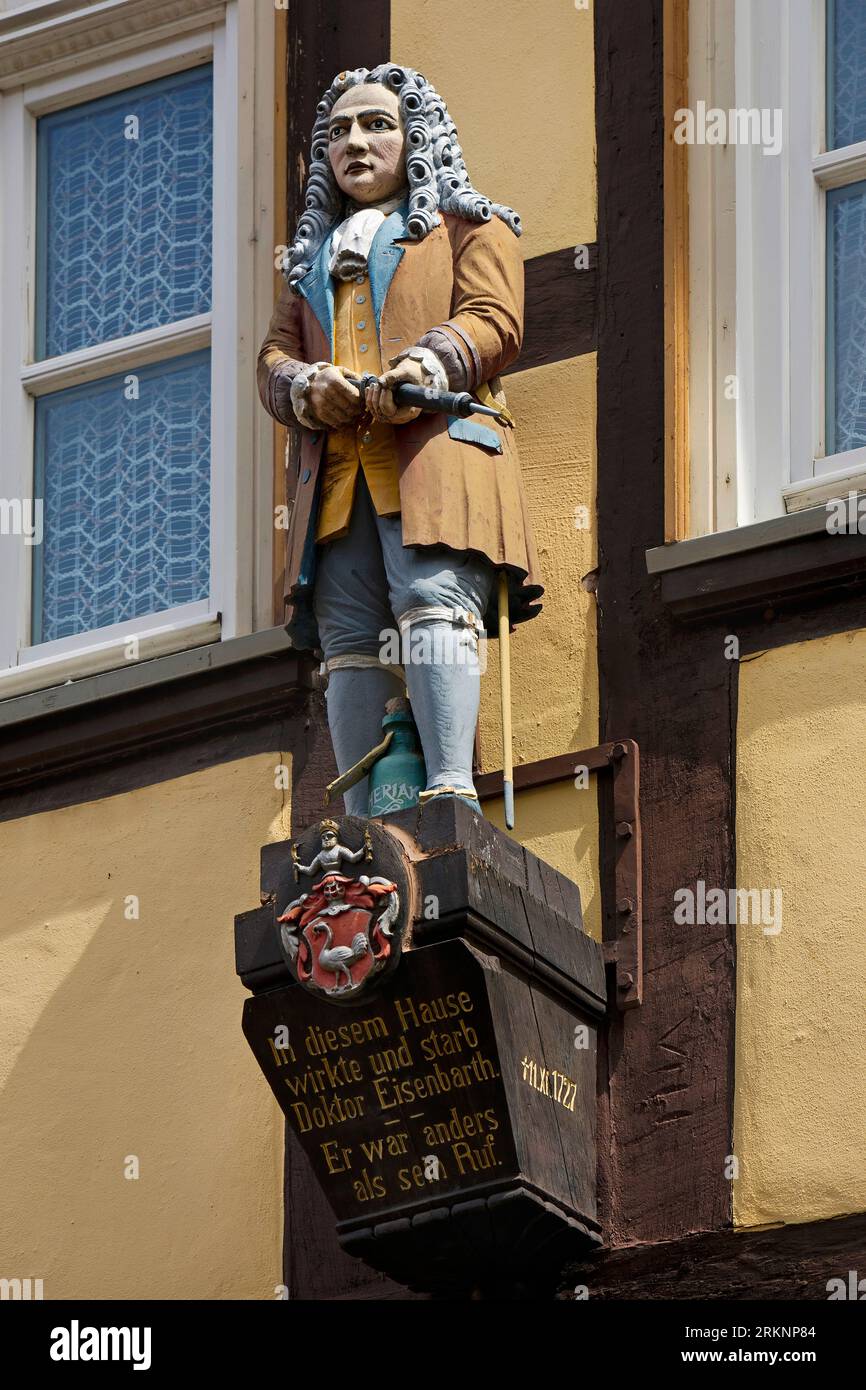 Holzfigur des Arztes und Wunderheilers Dr. Eisenbarth in seinem Sterbehaus, Deutschland, Niedersachsen, Hannoversch Muenden Stockfoto