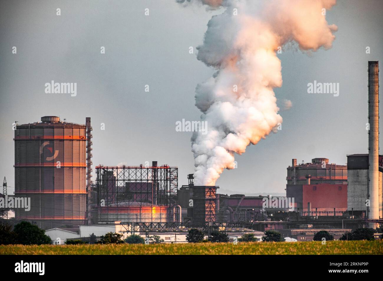 Stahlwerk der Salzgitter AG im Abendlicht, Deutschland, Niedersachsen, Salzgitter Stockfoto