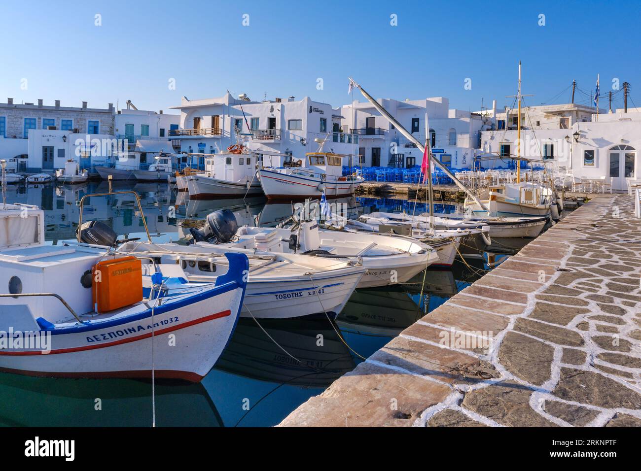 Naousa, GR - 2. August 2023: Hafen des Fischerdorfes Naousa, auf den Kykladen Stockfoto