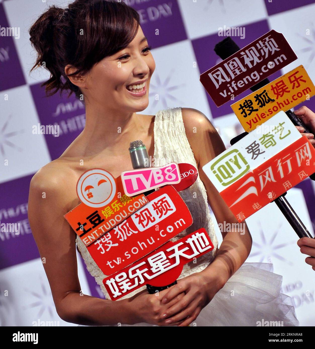 Bildnummer: 57414860 Datum: 14.03.2012 Copyright: imago/Xinhua (120314) -- HONGKONG, 14. März 2012 (Xinhua) -- Schauspielerin Fala Chen erhält Interview auf der Pressekonferenz in Hongkong, Südchina, 14. März 2012. Das Janpanesische Kosmetikunternehmen Shiseido hat am Mittwoch eine neue Produkteinführung durchgeführt. (Xinhua/Chen Xiaowei) (zkr) CHINA-HONG KONG-COSMETICS-PRESS CONFERENCE(CN) PUBLICATIONxNOTxINxCHN People Kultur Entertainment xbs x0x 2012 Quadrat 57414860 Datum 14 03 2012 Copyright Imago XINHUA Hong Kong 14. März 2012 XINHUA Schauspielerin Chen erhält Interview AUF der Pressekonferenz in Hong Kong South Stockfoto