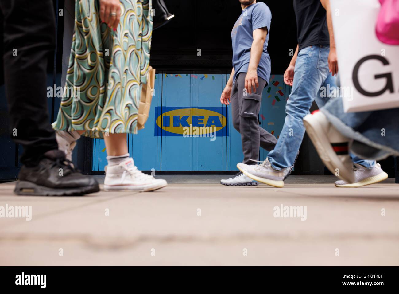 IKEA wird Anfang 2024 ein Geschäft in der Oxford Street eröffnen. Das Gebäude ist derzeit mit Gerüsten bedeckt, die wie ein riesiges IKEA Blue B aussehen Stockfoto